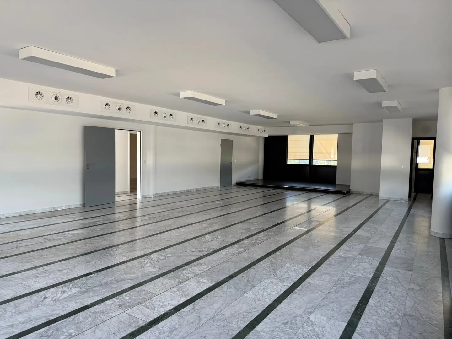 Spacious office of 9 rooms in Camorino - Photo 2 of 12