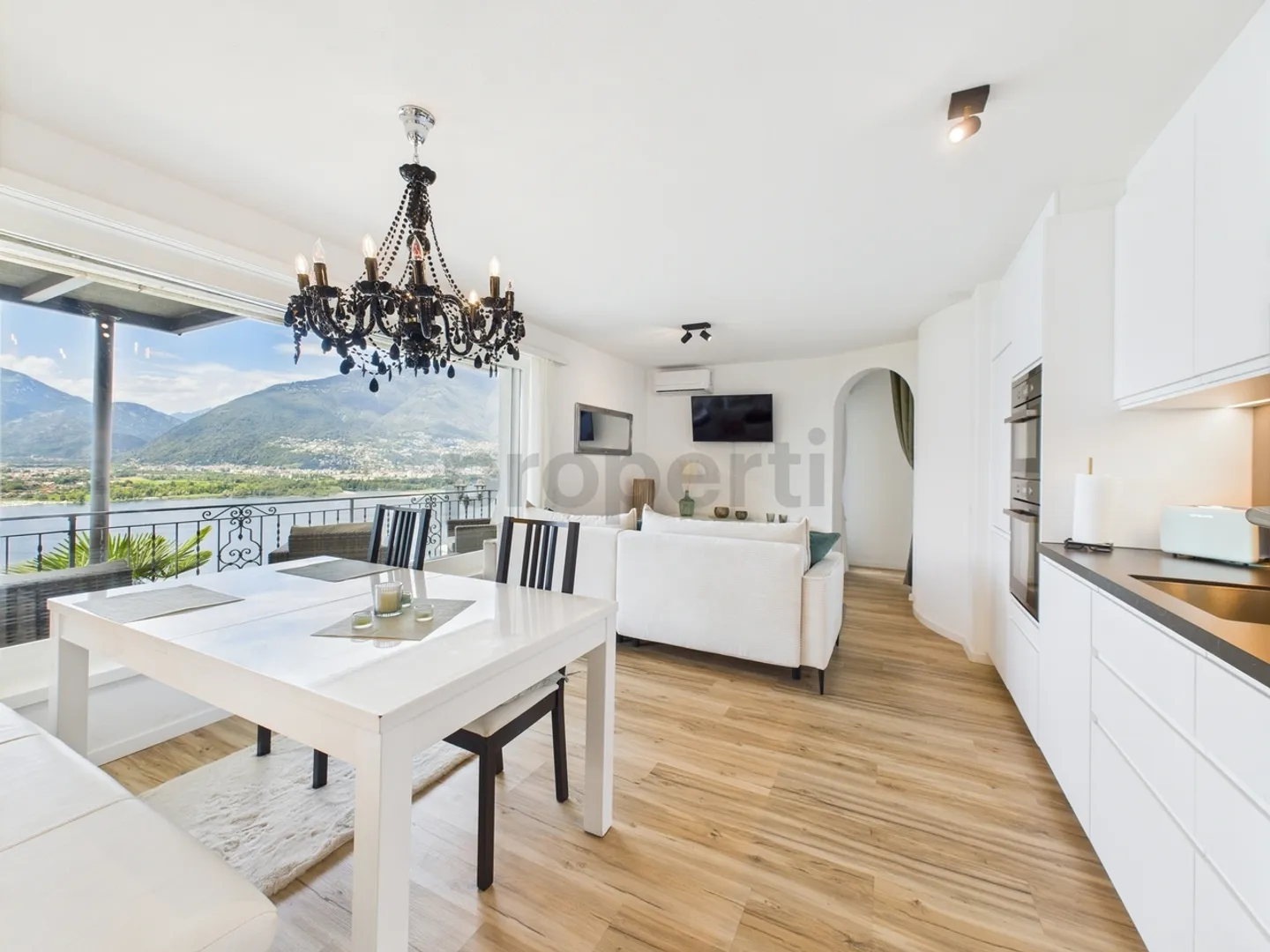 Villa affascinante con appartamento per gli ospiti e vista panoramica sul Lago Maggiore - Foto 1 di 13