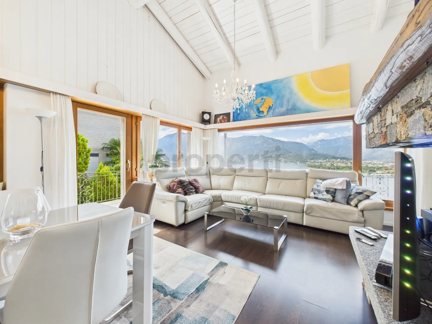 Villa affascinante con appartamento per gli ospiti e vista panoramica sul Lago Maggiore - Foto 2 di 13