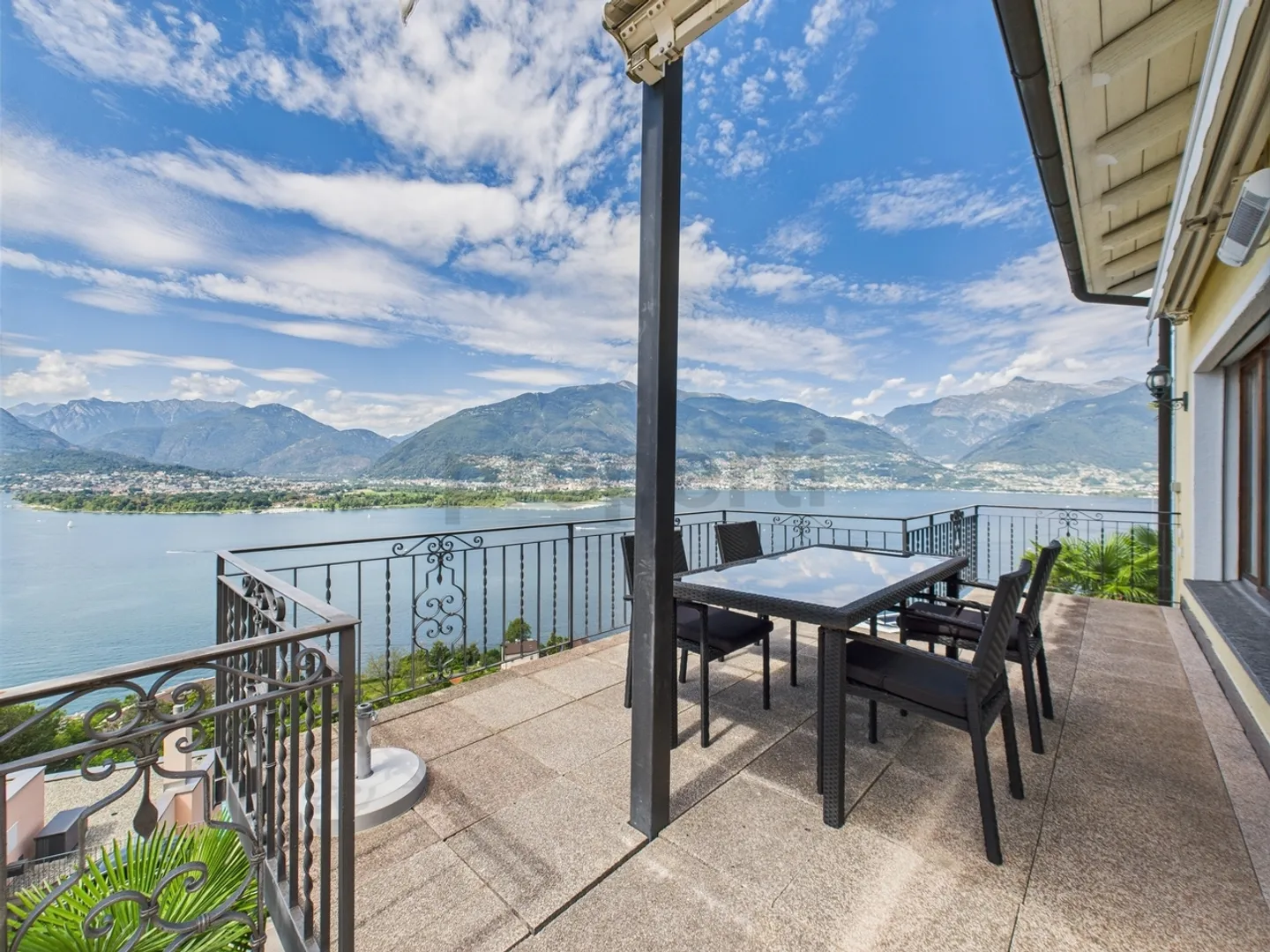 Villa affascinante con appartamento per gli ospiti e vista panoramica sul Lago Maggiore - Foto 12 di 13