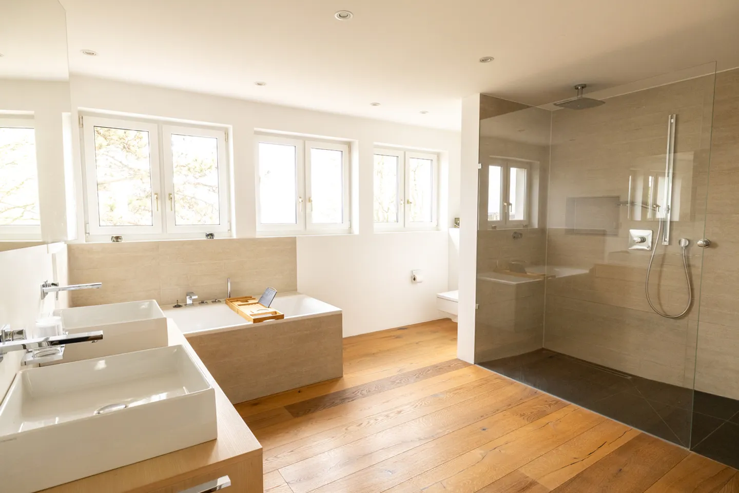 VILLA DI CAMPAGNA MODERNA IN UNA BELLA POSIZIONE NEL VERDE - Foto 4 di 4