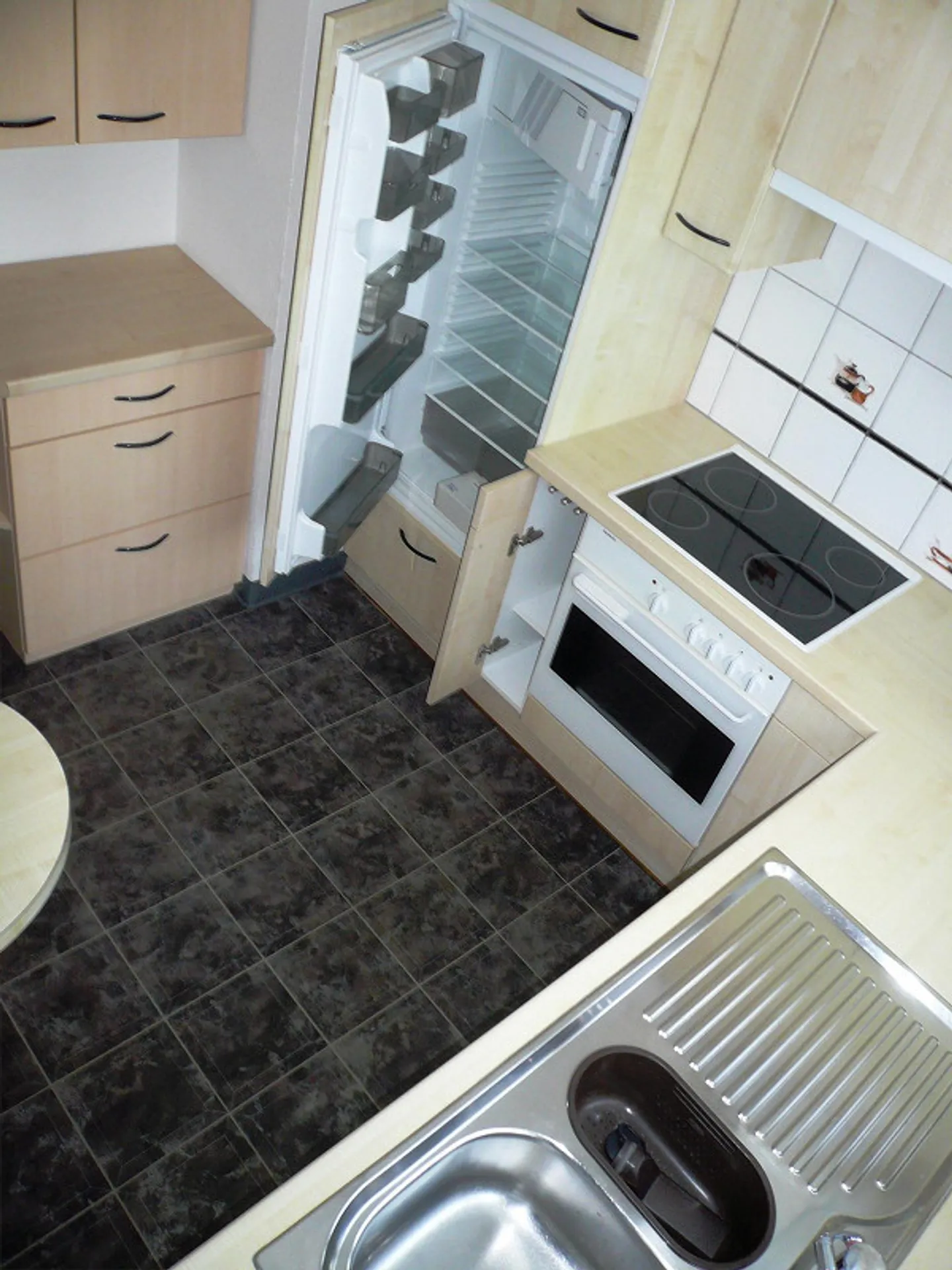 Cozy 4-Room Apartment with Lake View for Rent - Photo 1 of 20