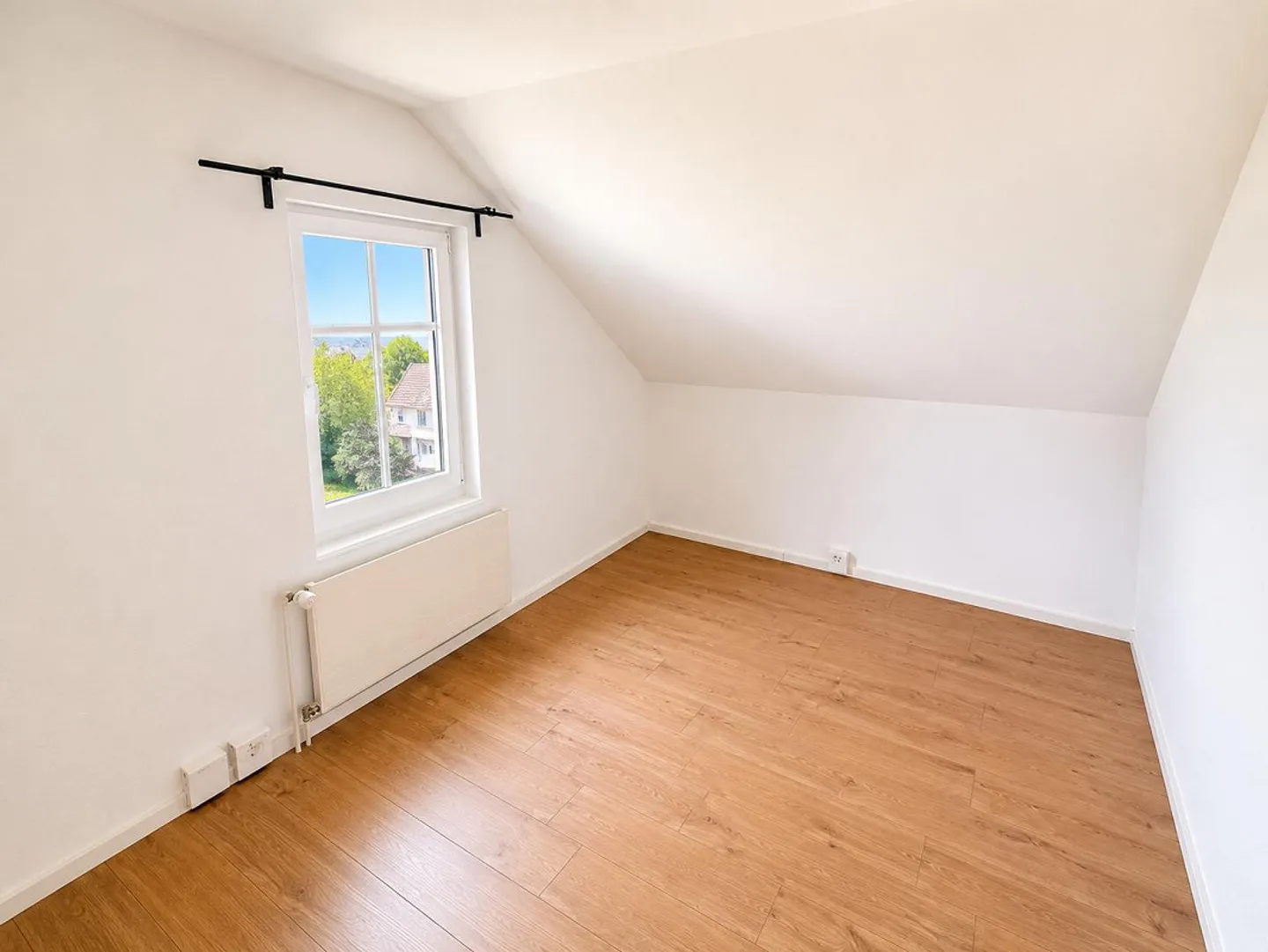 Charmante Dachgeschosswohnung mit Seesicht - Foto 3 von 10