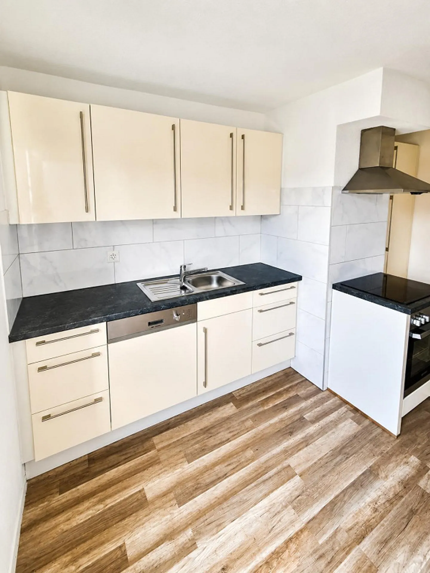 Charmante Dachgeschosswohnung mit Seesicht - Foto 5 von 10