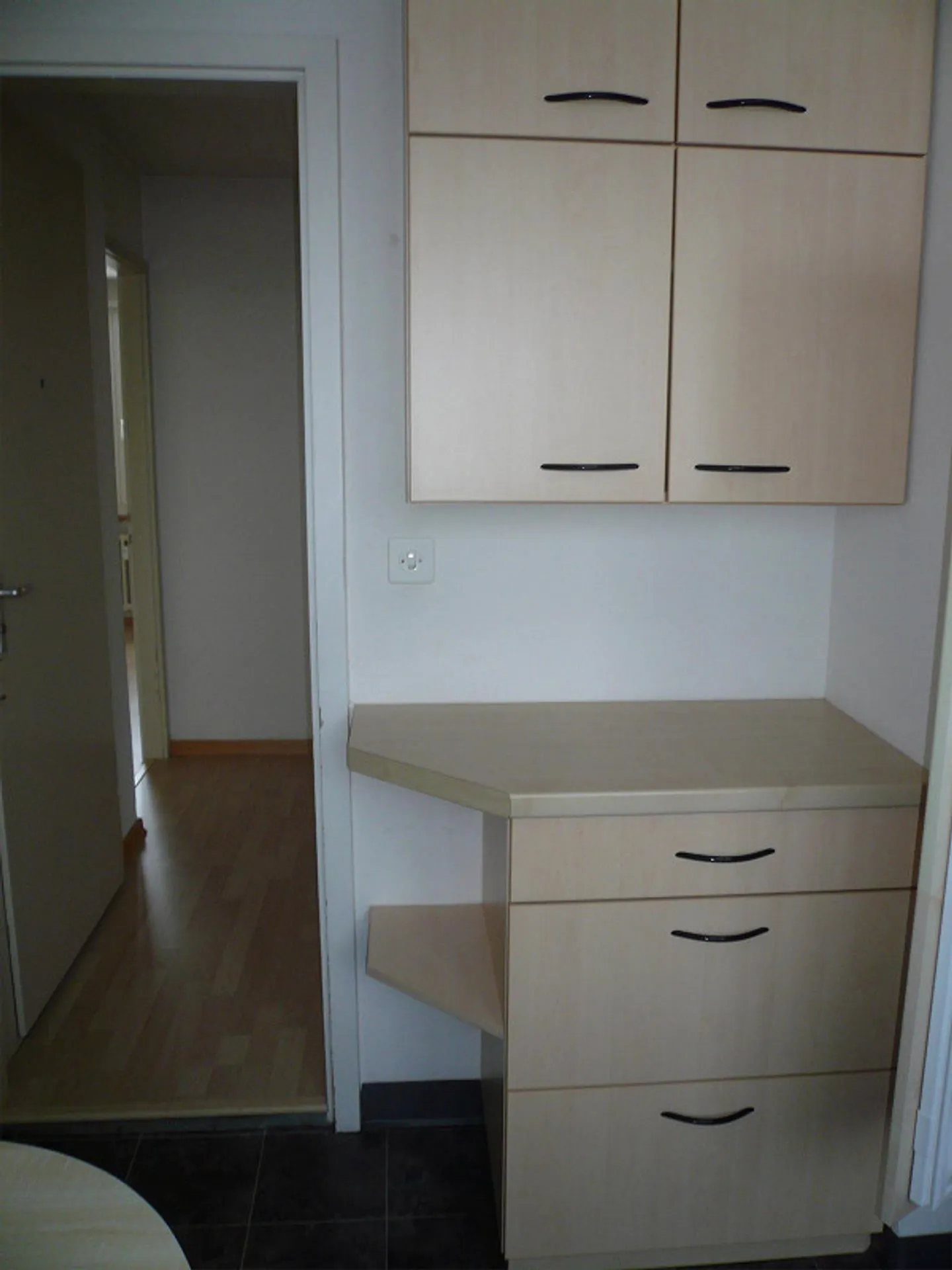 Cozy 4-Room Apartment with Lake View for Rent - Photo 4 of 20