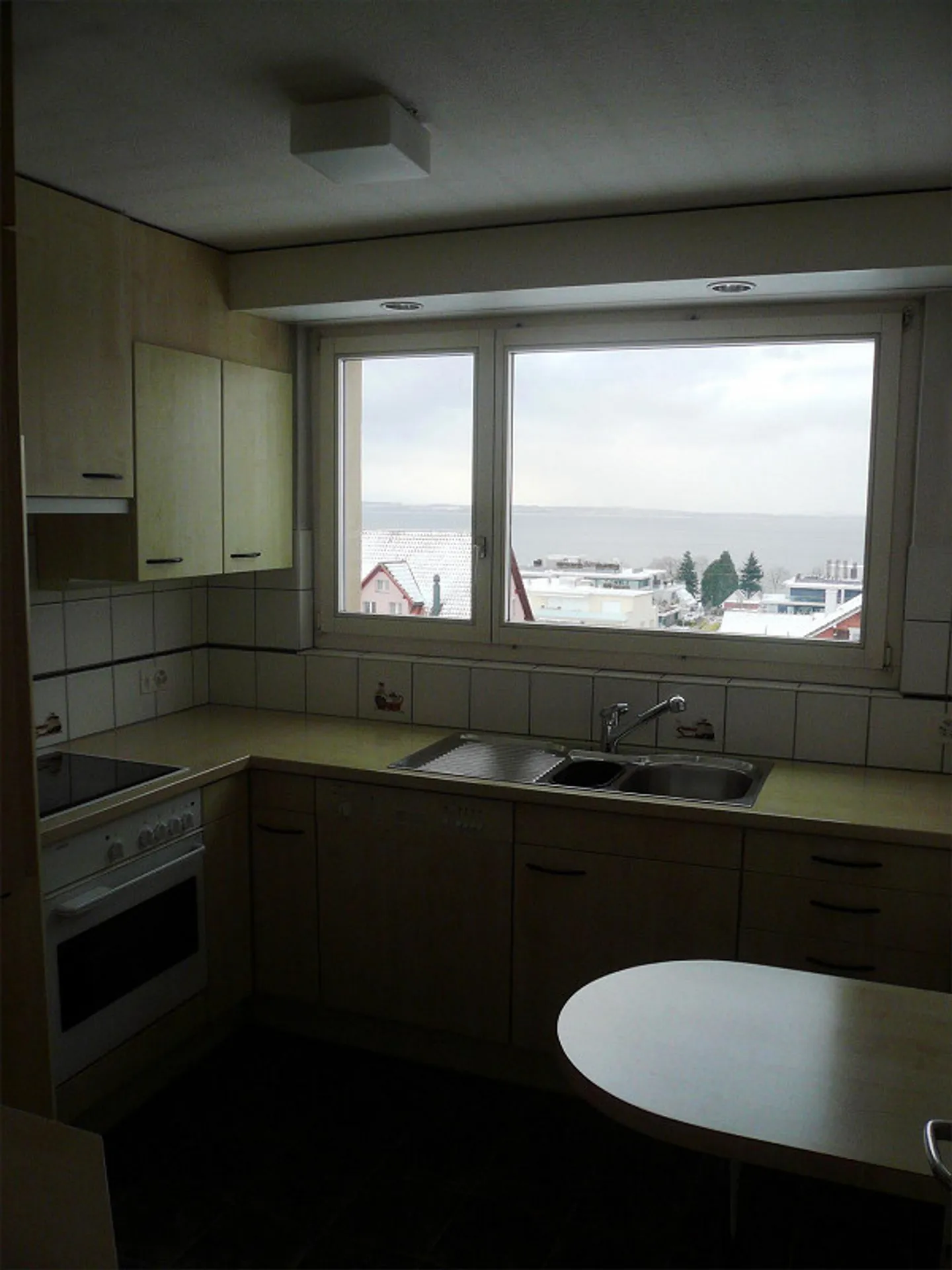 Cozy 4-Room Apartment with Lake View for Rent - Photo 5 of 20