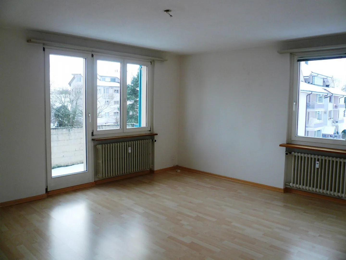 Cozy 4-Room Apartment with Lake View for Rent - Photo 12 of 20