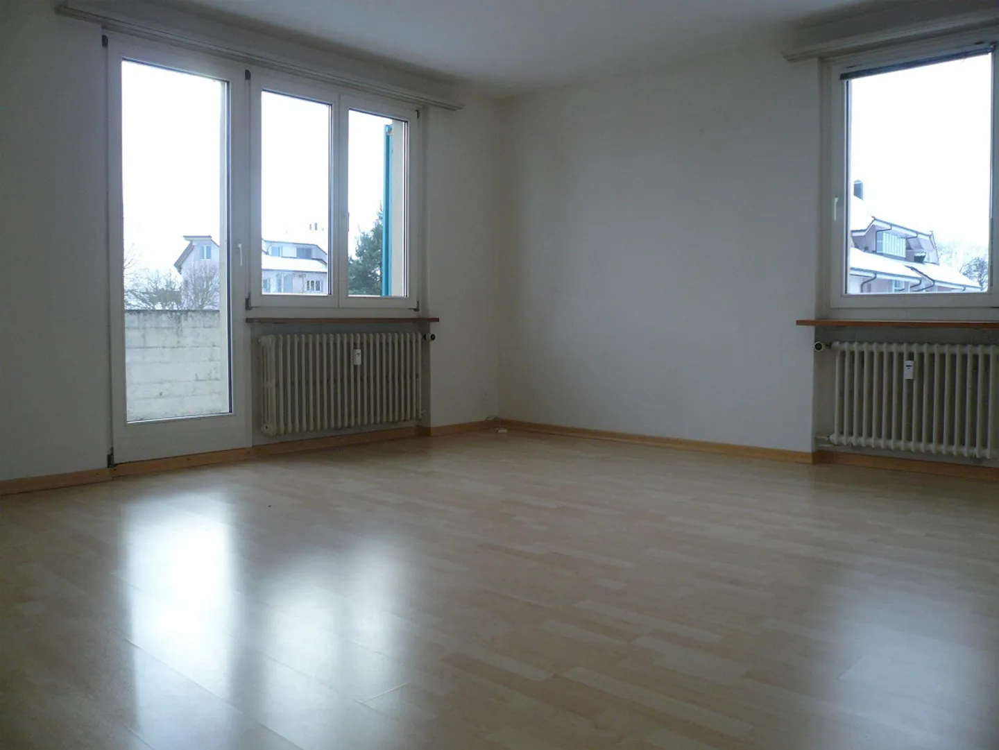 Cozy 4-Room Apartment with Lake View for Rent - Photo 13 of 20