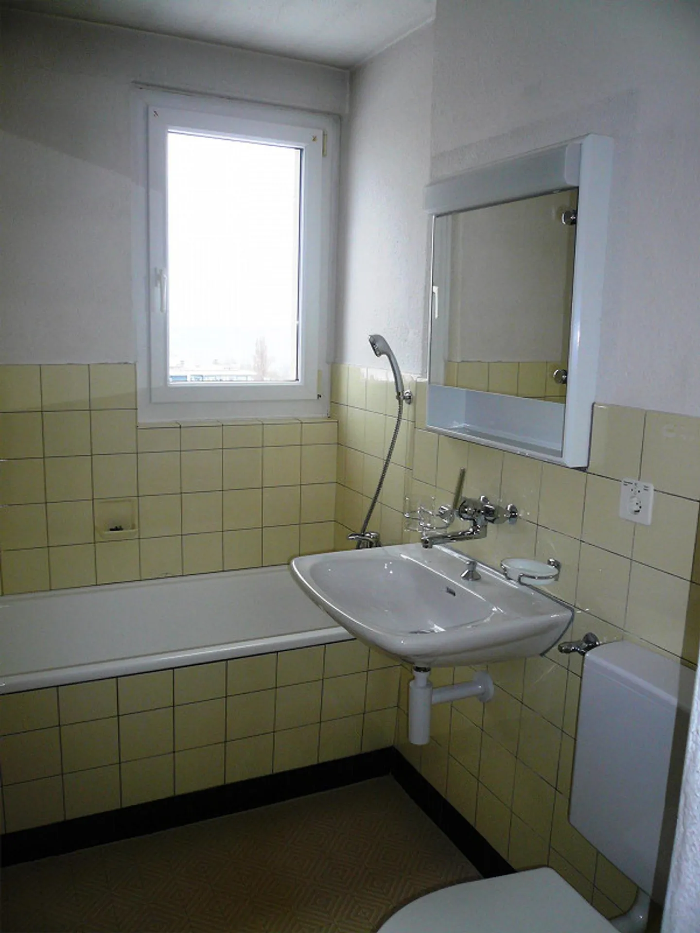 Cozy 4-Room Apartment with Lake View for Rent - Photo 16 of 20