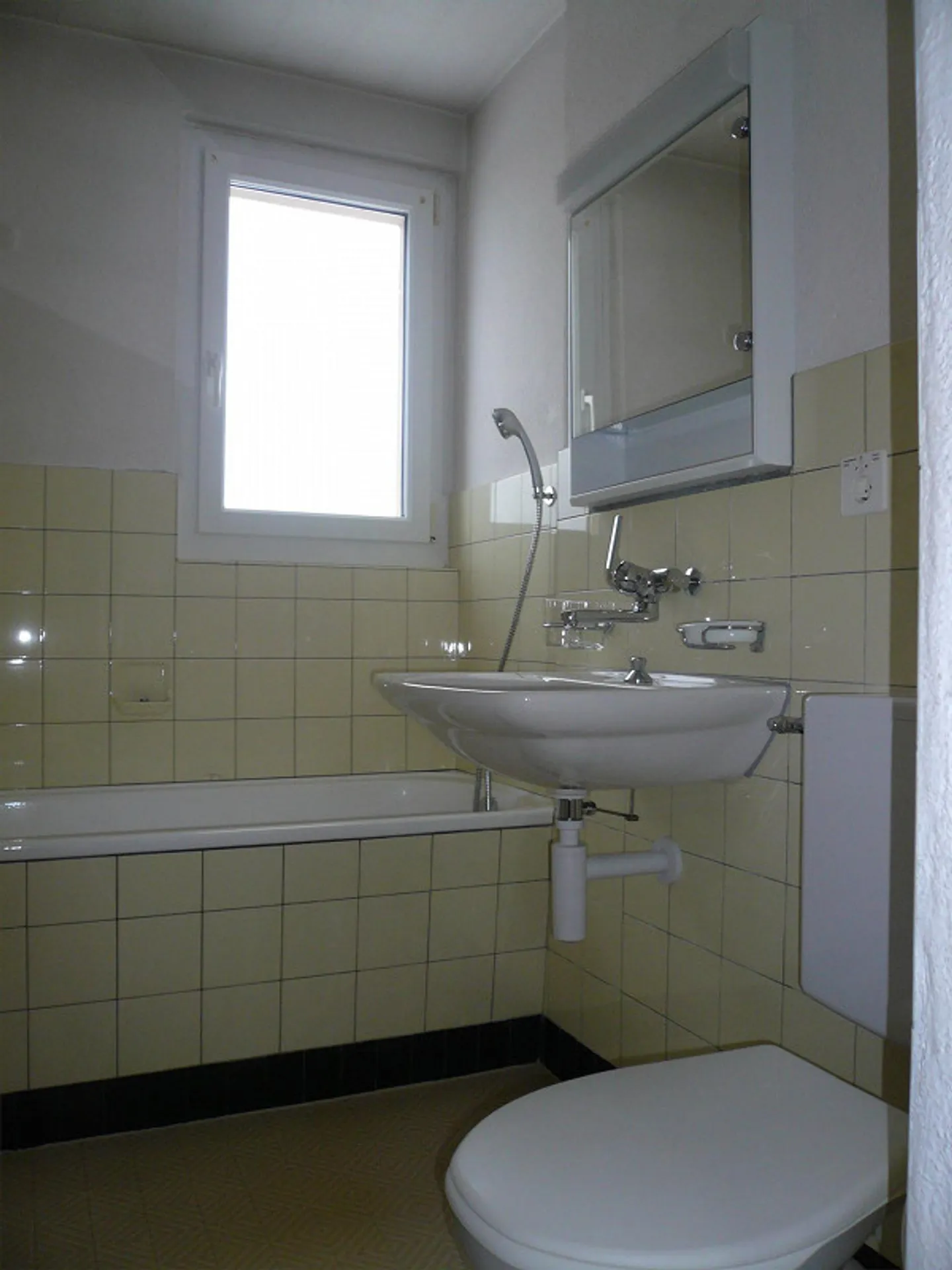 Cozy 4-Room Apartment with Lake View for Rent - Photo 17 of 20