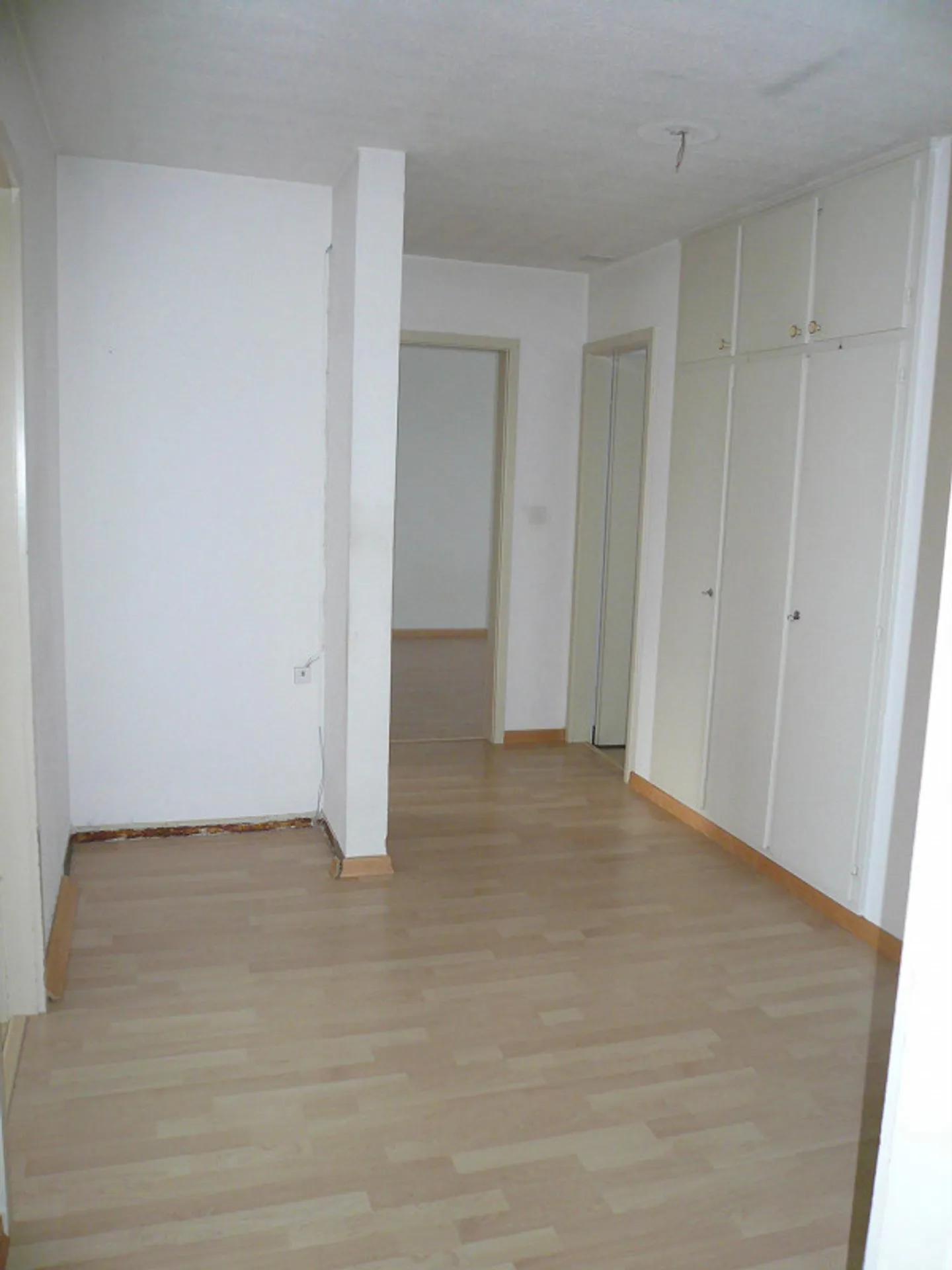 Cozy 4-Room Apartment with Lake View for Rent - Photo 18 of 20