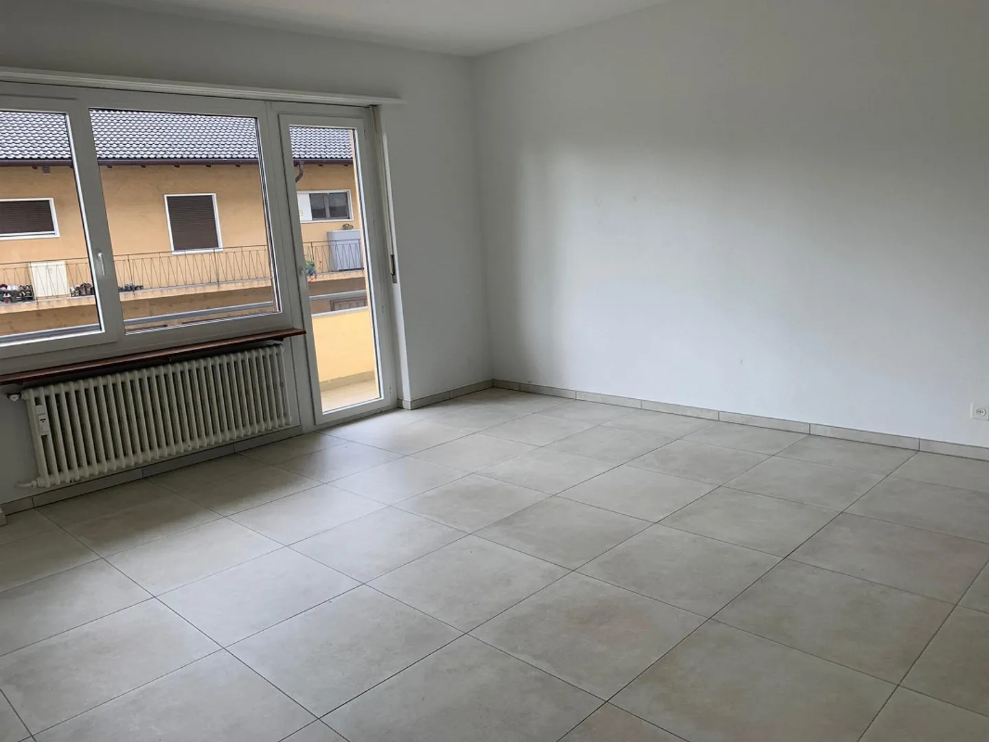Appartement de 4 pièces dans un quartier calme - Photo 2 sur 5