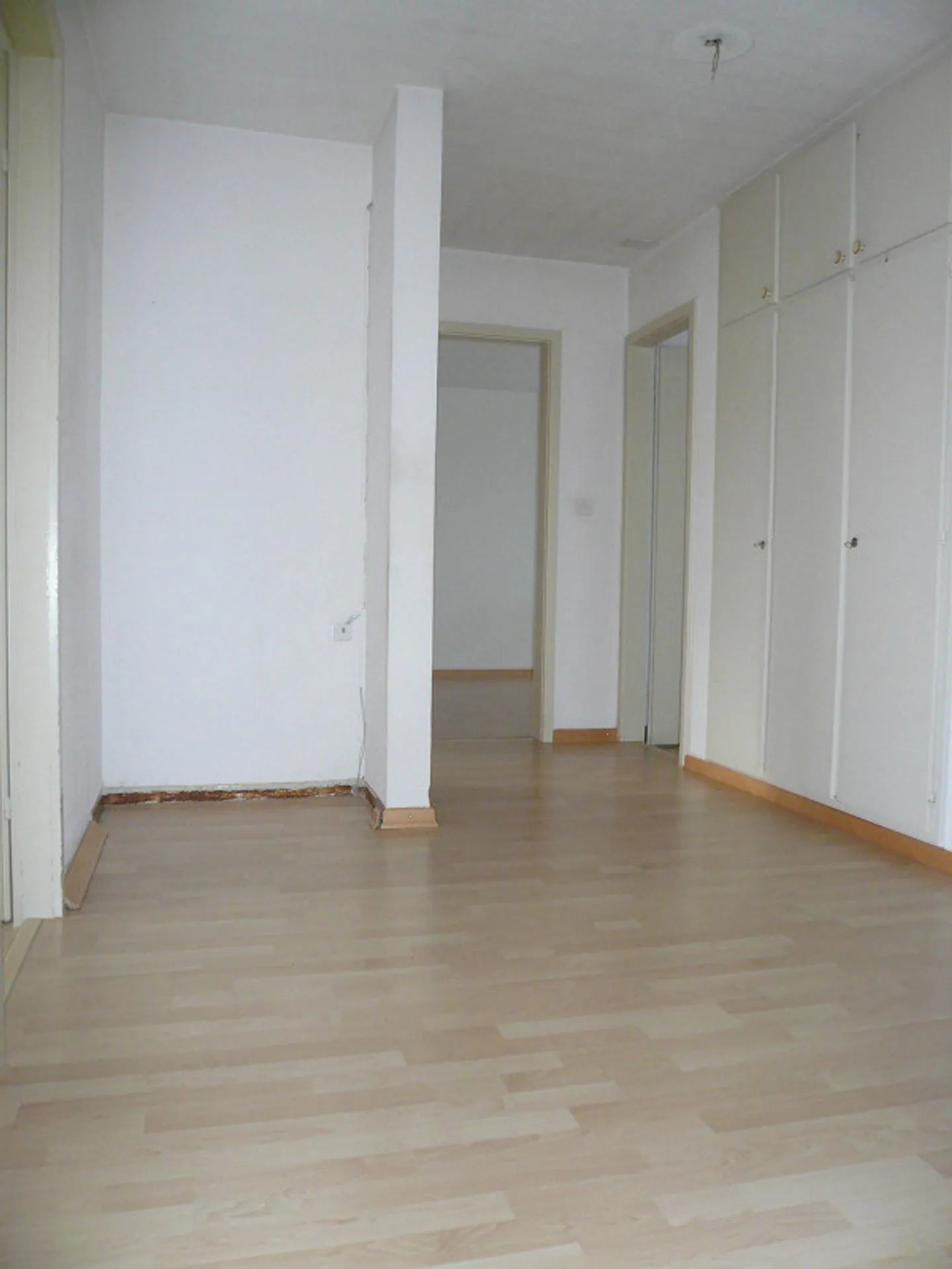 Cozy 4-Room Apartment with Lake View for Rent - Photo 19 of 20