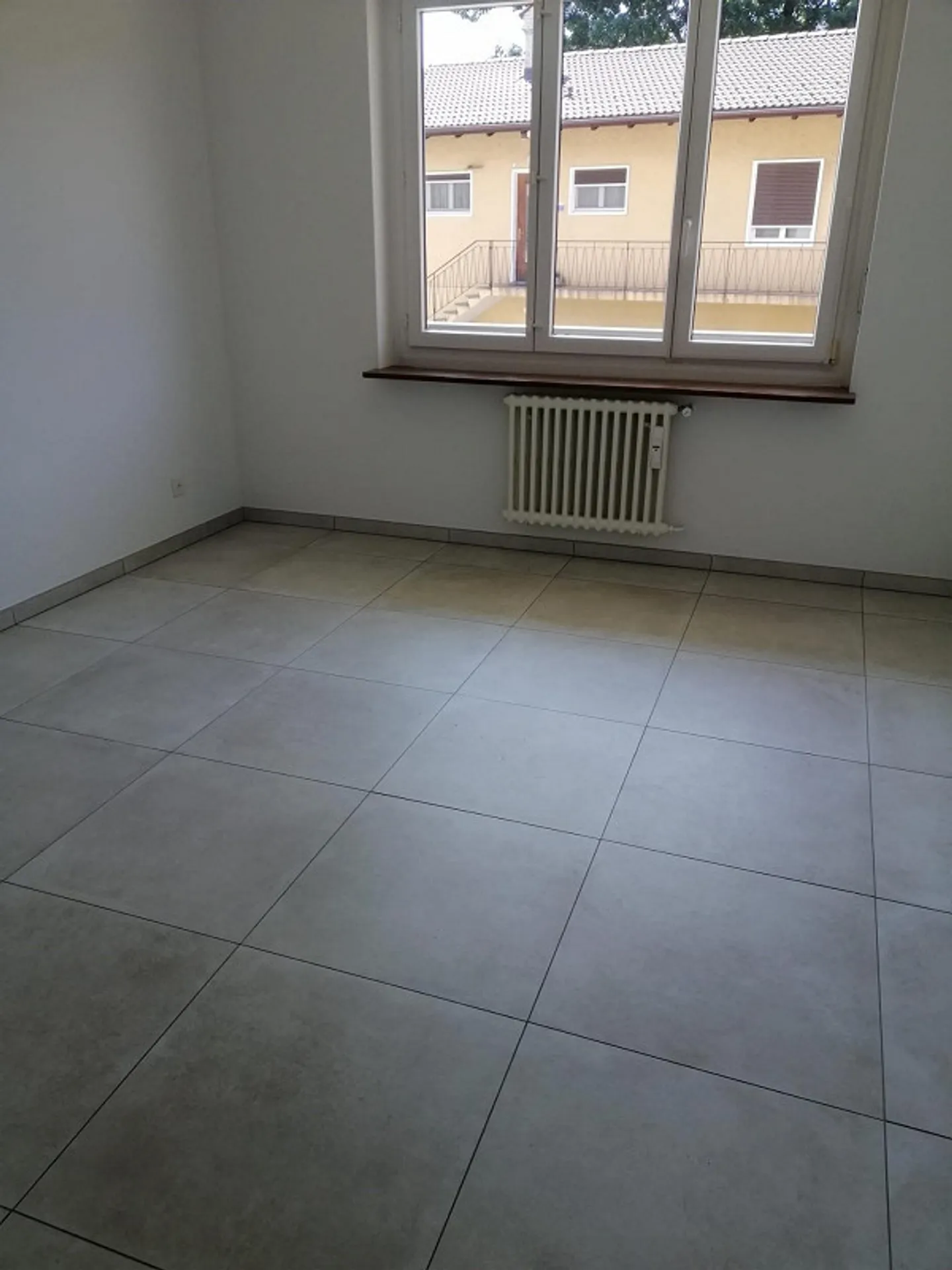 Appartement de 4 pièces dans un quartier calme - Photo 3 sur 5