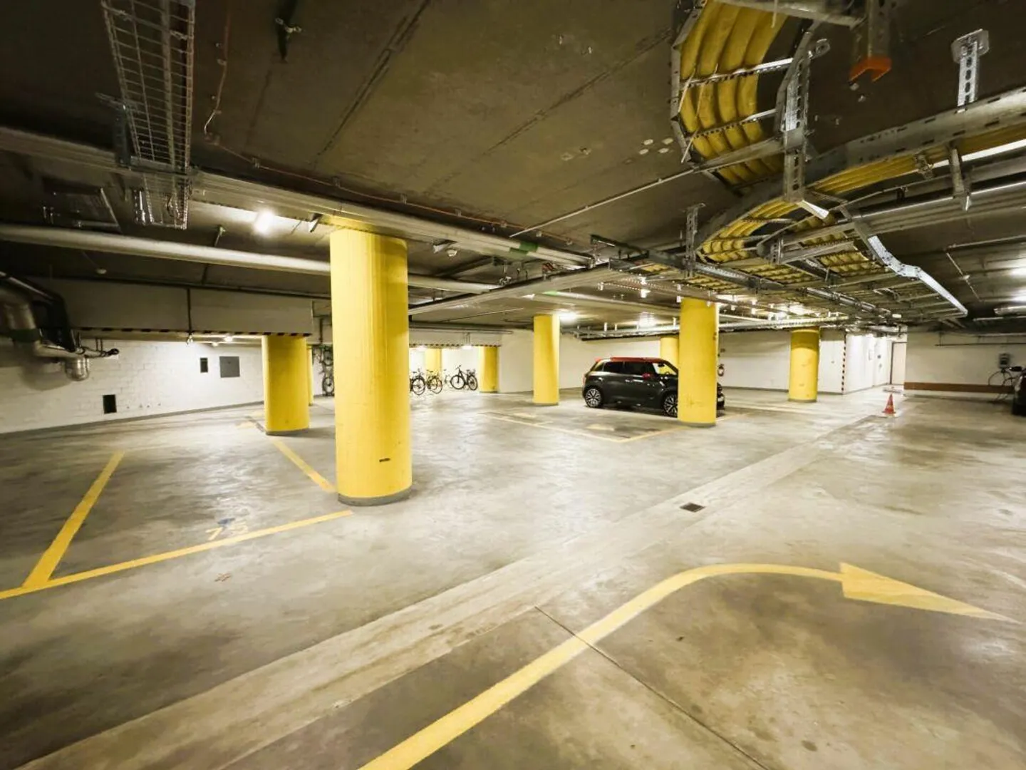 Friesenbergstr. 75: Posti auto nel garage sotterraneo, altezza: 1,90 m - Foto 3 di 9