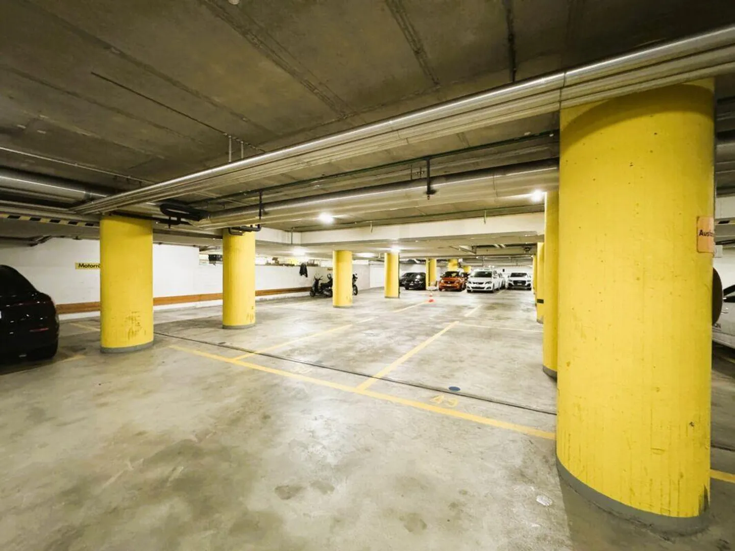 Friesenbergstr. 75: Posti auto nel garage sotterraneo, altezza: 1,90 m - Foto 5 di 9