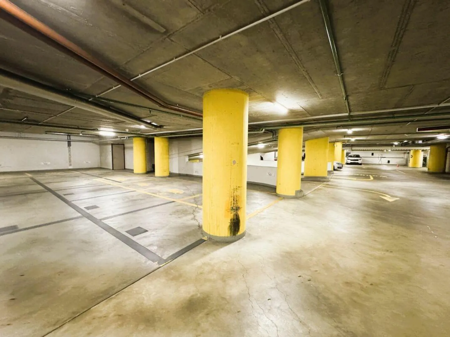 Friesenbergstr. 75: Posti auto nel garage sotterraneo, altezza: 1,90 m - Foto 6 di 9