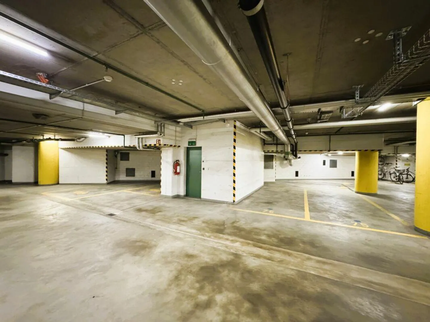 Friesenbergstr. 75: Posti auto nel garage sotterraneo, altezza: 1,90 m - Foto 7 di 9