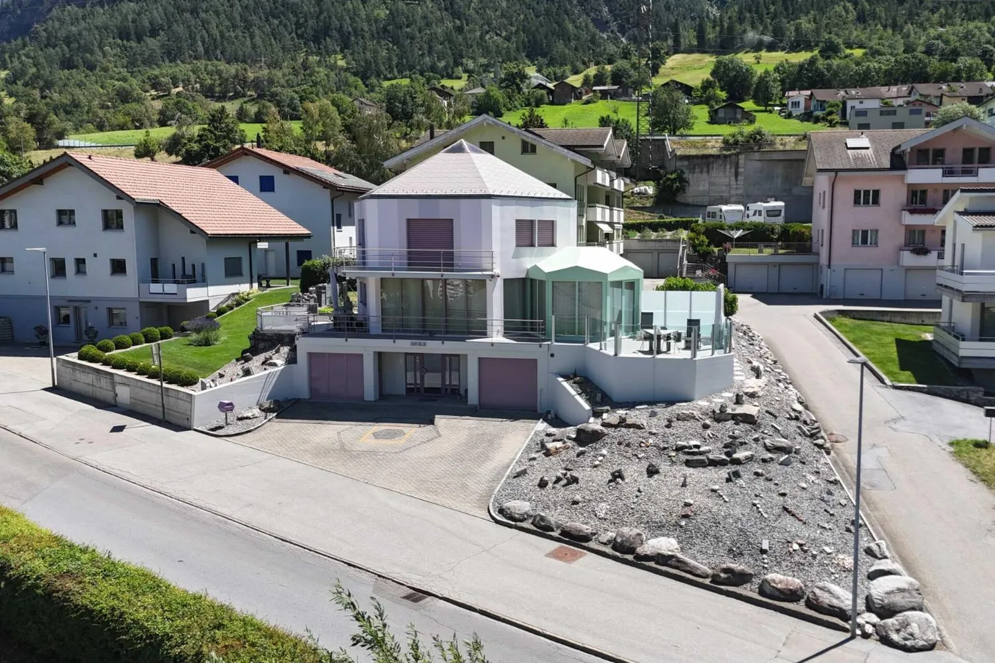 Maison individuelle extraordinaire à Brig Glis - Architecturale frappante, emplacement ensoleillé - Photo 1 sur 13