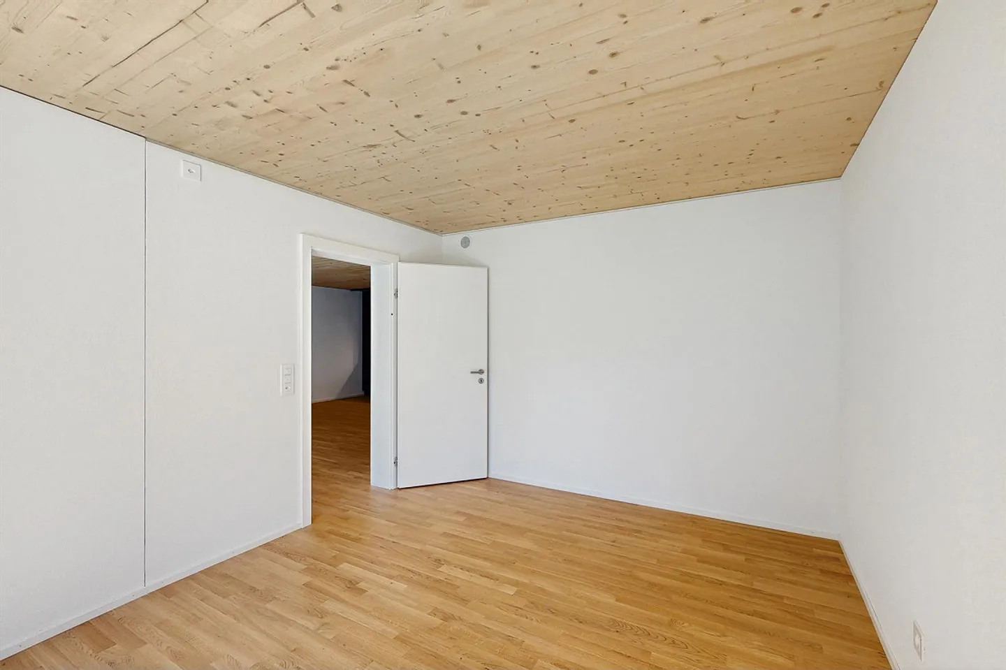 Modern 2.5-Room Apartment - Photo 2 of 9
