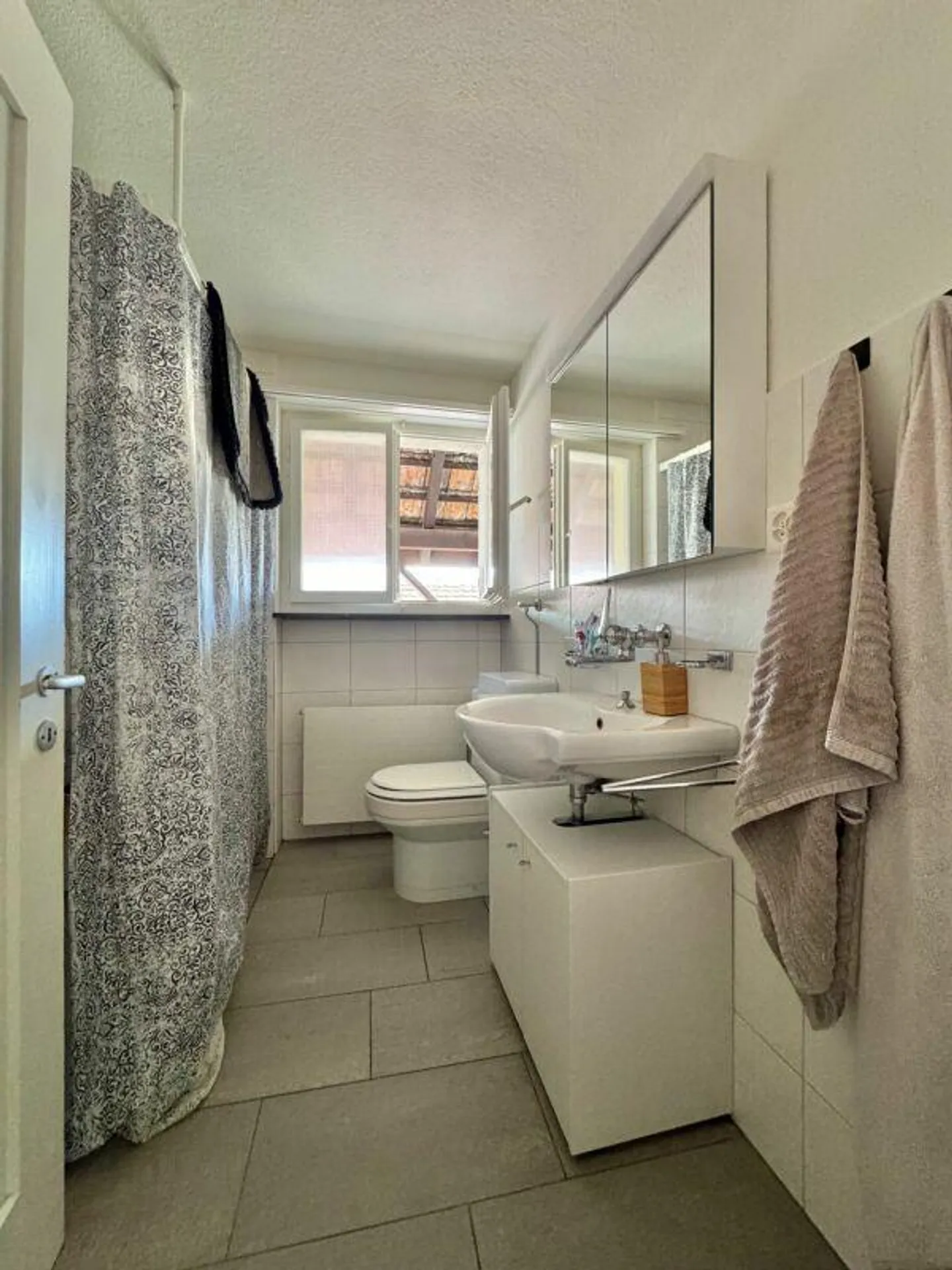 Spacious 7-Room Apartment - Photo 10 of 14