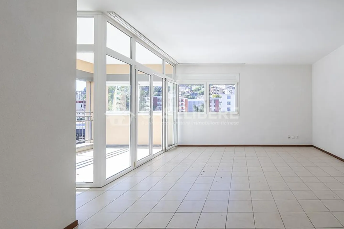 BRIGHT AND SPACIOUS 3.5 ROOMS IN MOLINO NUOVO - Photo 2 of 14