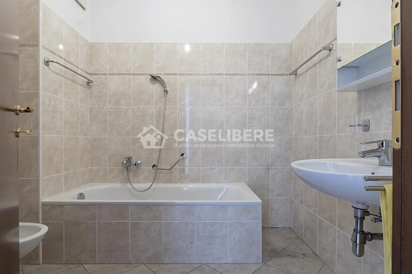 BRIGHT AND SPACIOUS 3.5 ROOMS IN MOLINO NUOVO - Photo 12 of 14