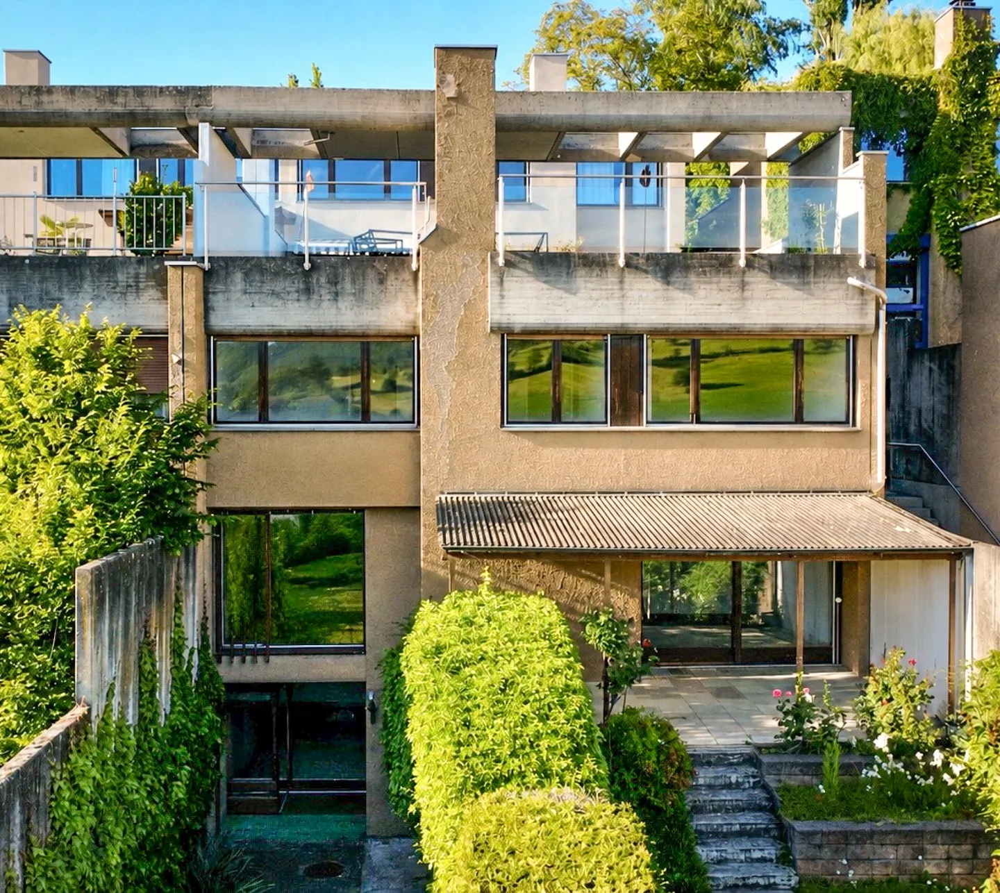 Vista ampia, spazio e potenziale: Casa a schiera a Magden - Foto 1 di 13