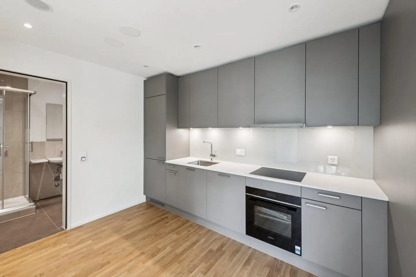Modern, fully renovated 2.5-room apartment for rent! - Photo 5 of 13