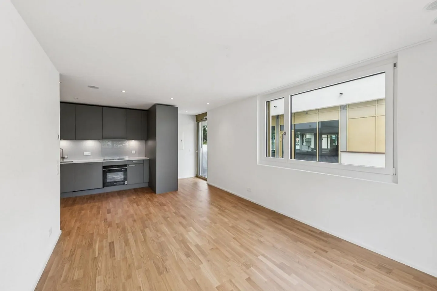 Modern, fully renovated 2.5-room apartment for rent! - Photo 6 of 13