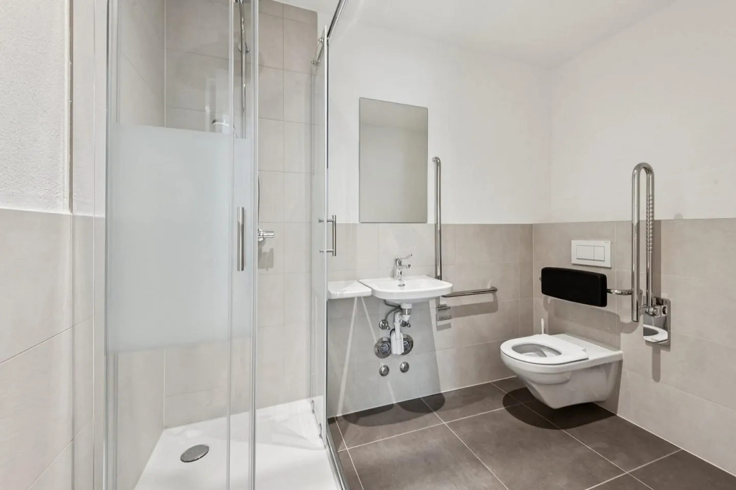 Modern, fully renovated 2.5-room apartment for rent! - Photo 12 of 13