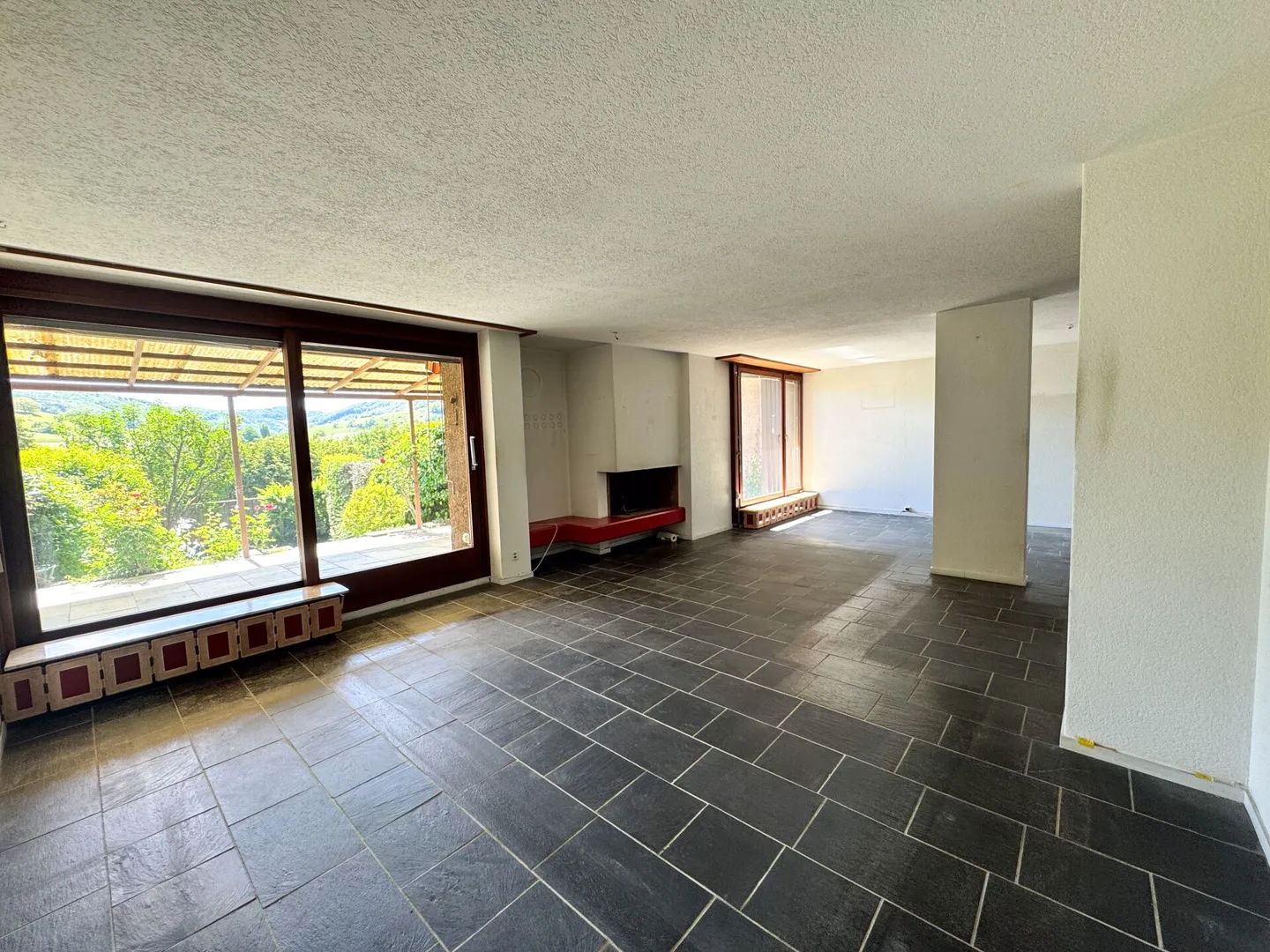 Vista ampia, spazio e potenziale: Casa a schiera a Magden - Foto 2 di 13