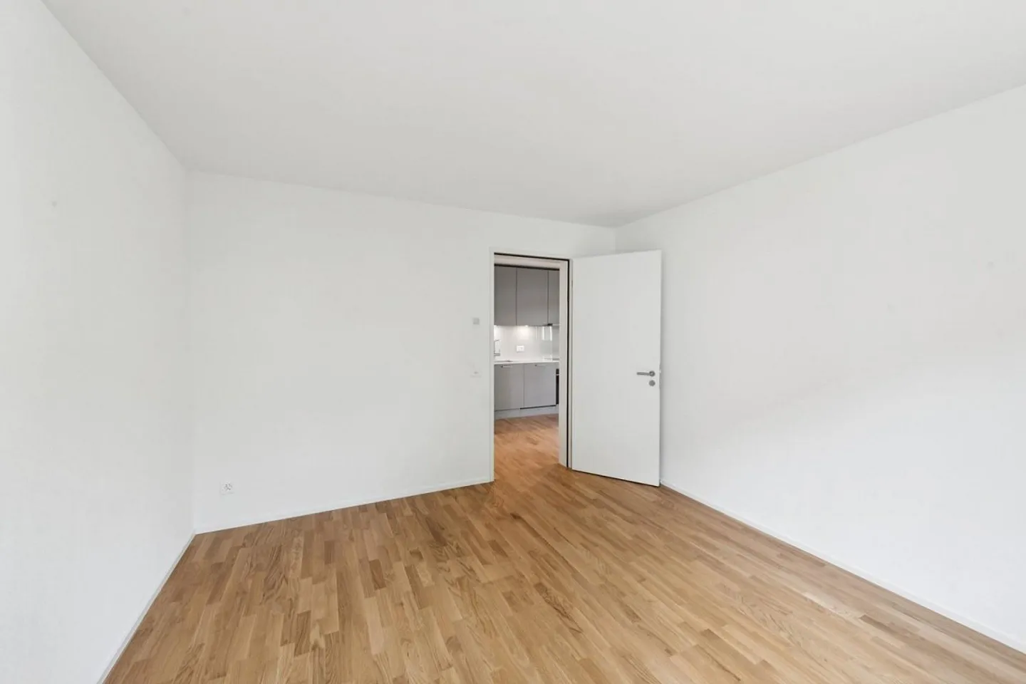Modern, fully renovated 2.5-room apartment for rent! - Photo 10 of 13