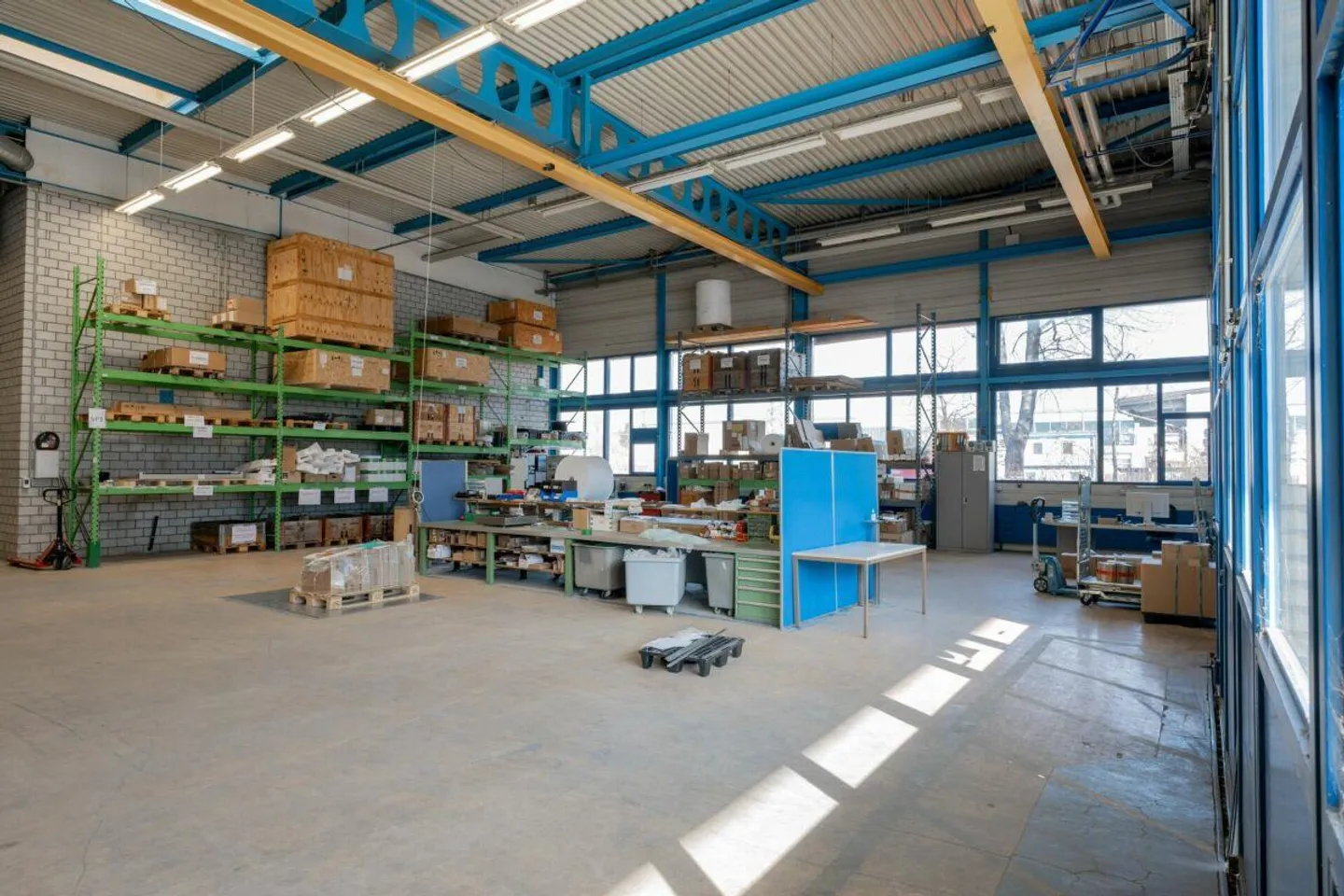 Produktionsfläche mit Lackierbox in Trimmis - Foto 1 von 3