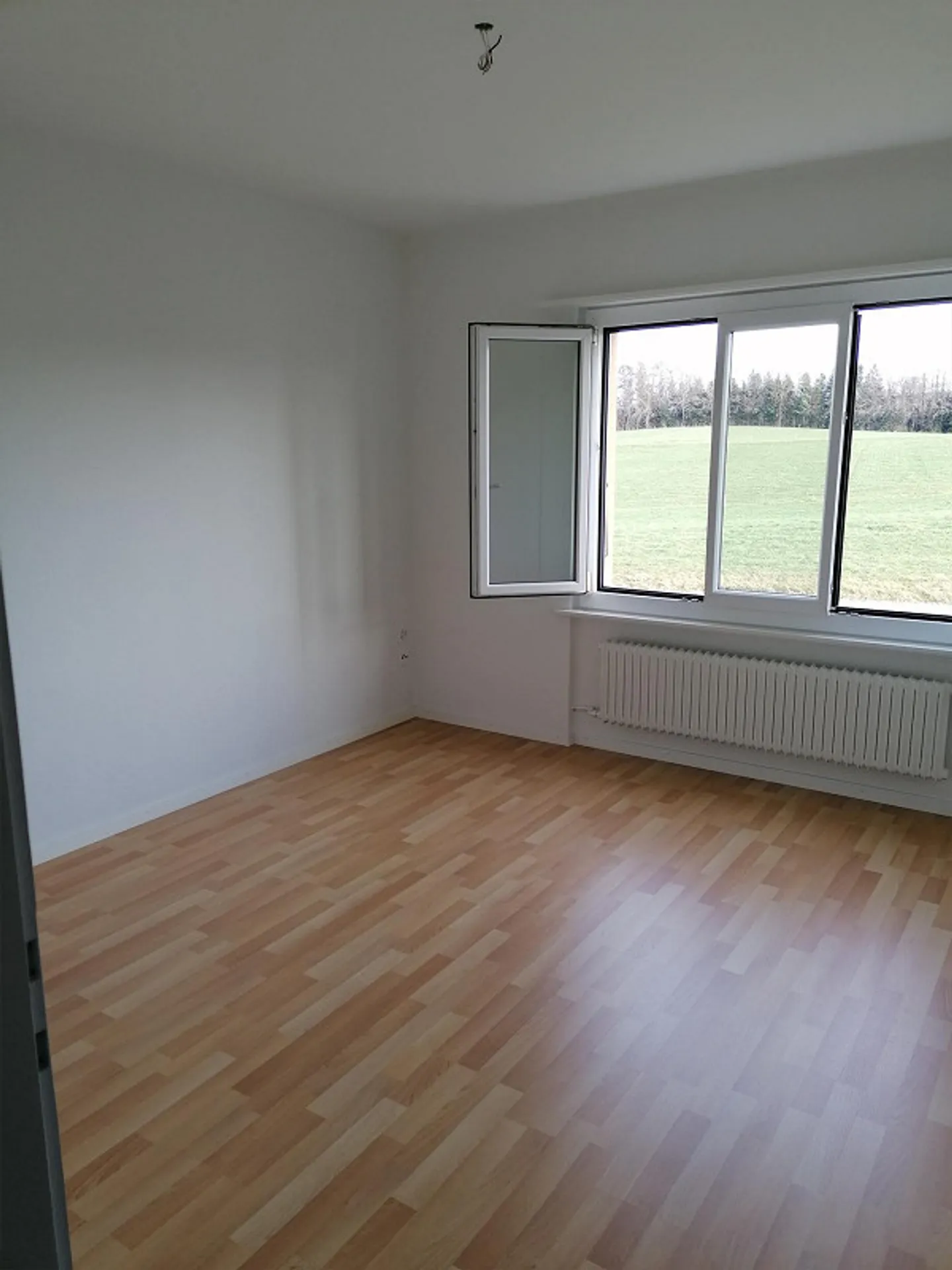 Bright 4-room apartment with balcony and terrace in Wünnewil - from 1.10. - Photo 9 of 10