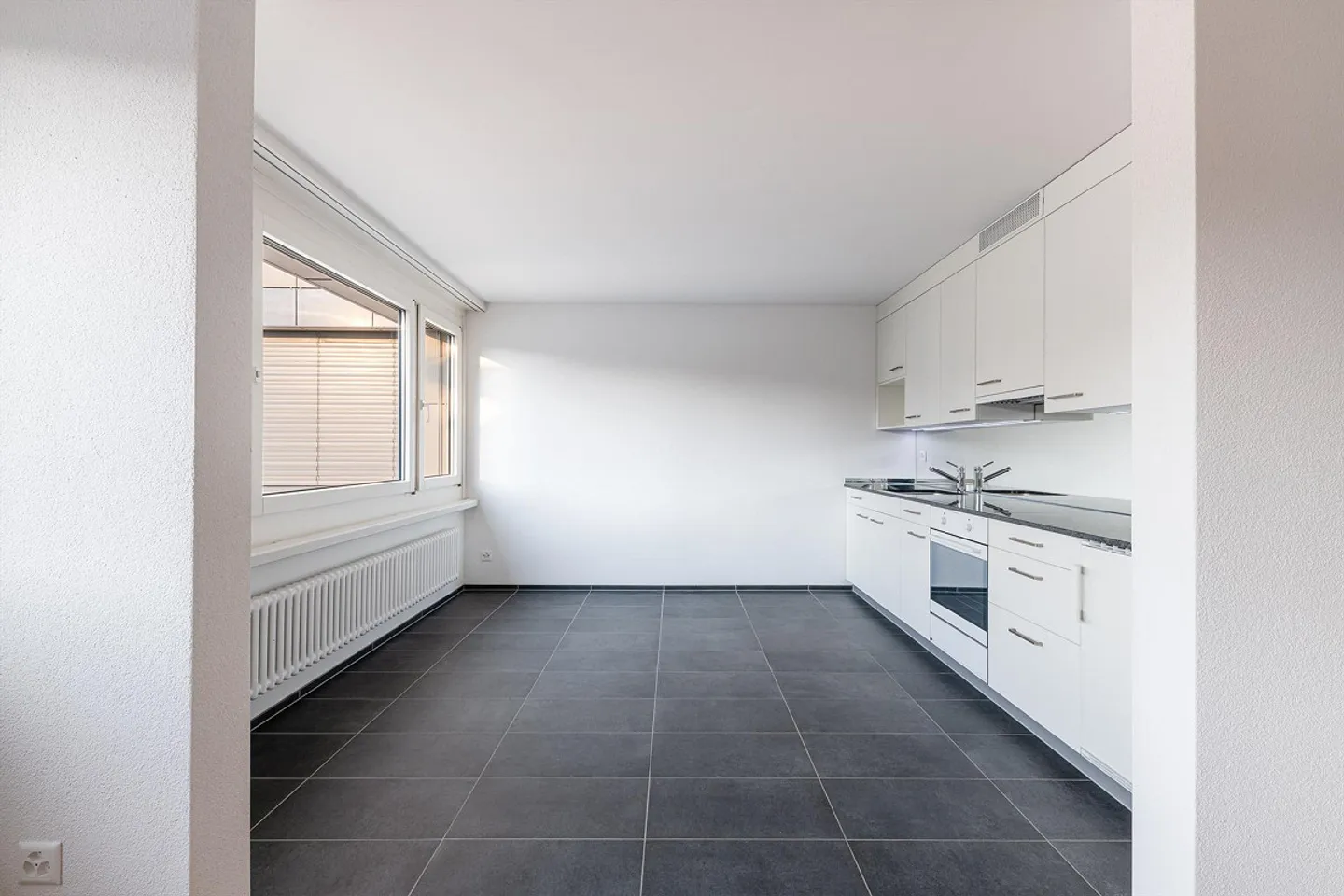 Spacious 2.5 Room Apartment - Photo 3 of 6