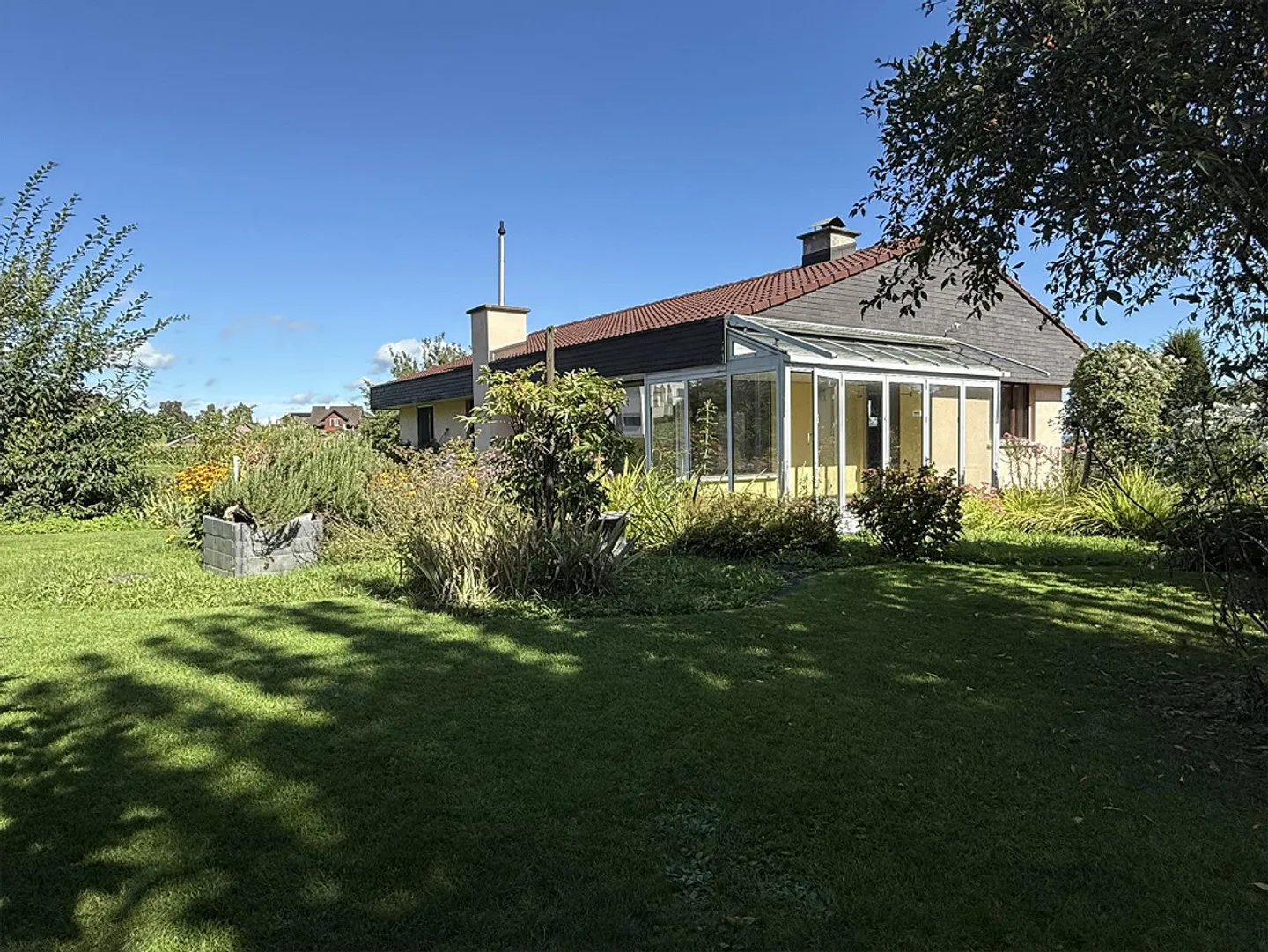Affascinante casa unifamiliare di 6,5 stanze con giardino d'inverno a Mörschwil - Foto 4 di 15