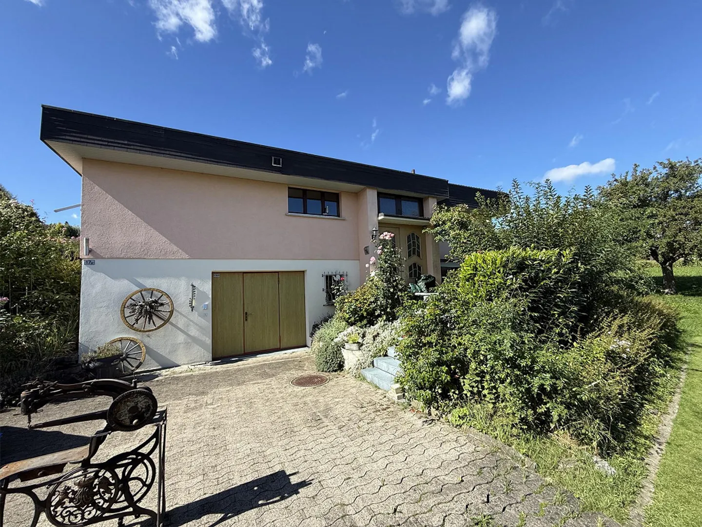 Affascinante casa unifamiliare di 6,5 stanze con giardino d'inverno a Mörschwil - Foto 2 di 15