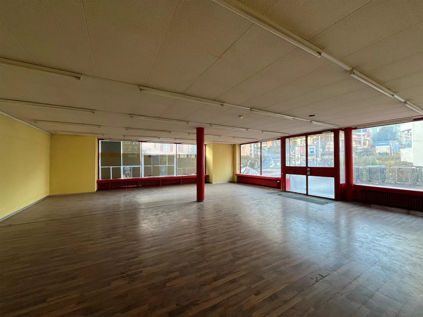 Spazio commerciale flessibile con ottima visibilità - Foto 4 di 7