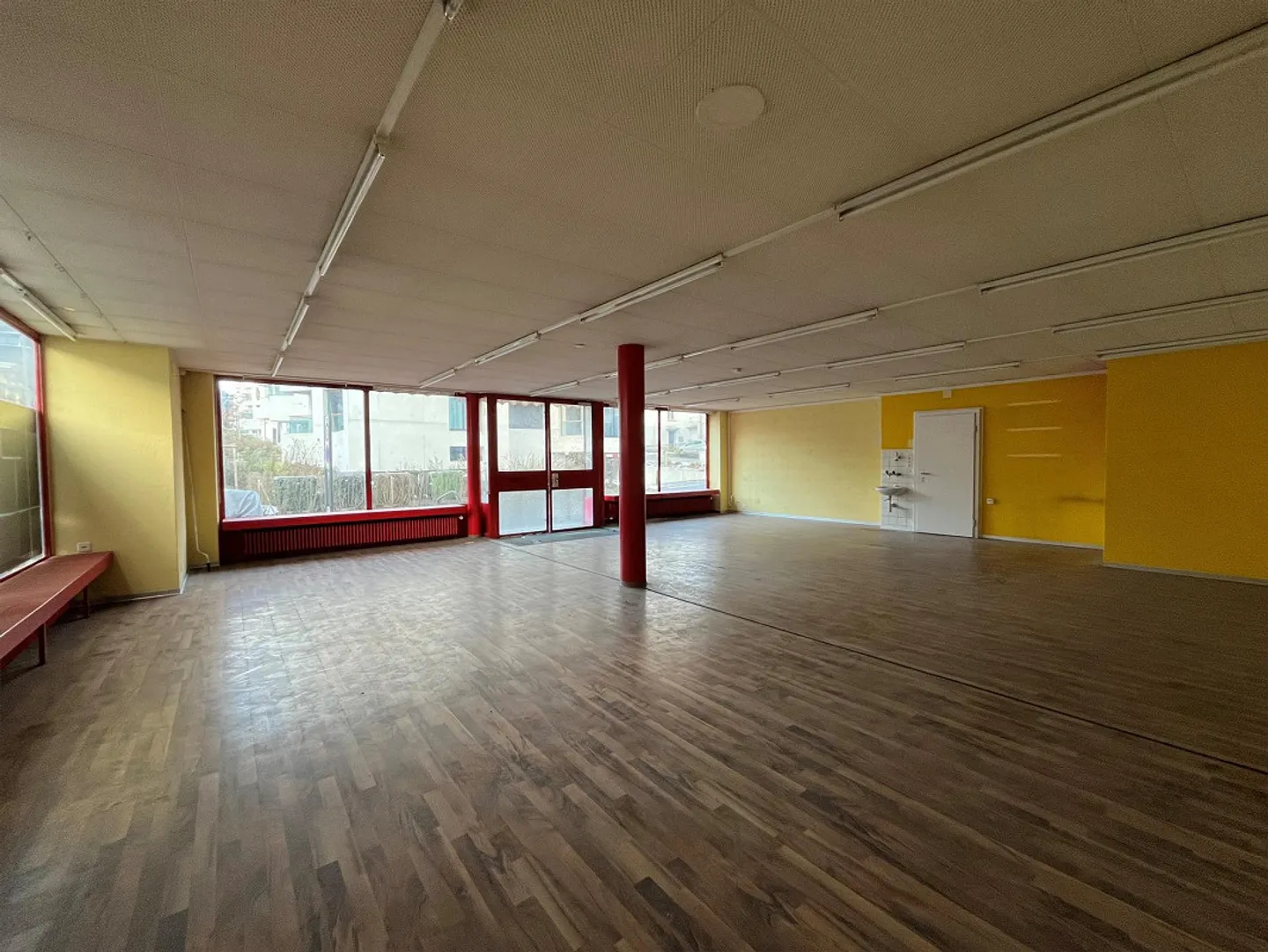 Spazio commerciale flessibile con ottima visibilità - Foto 5 di 7