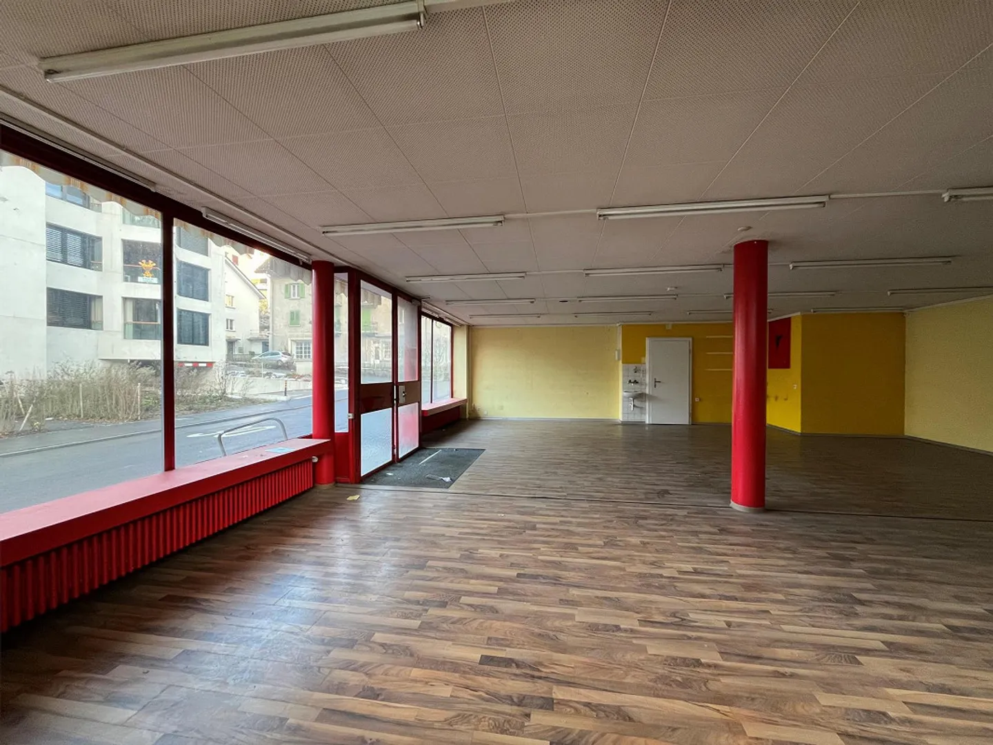 Spazio commerciale flessibile con ottima visibilità - Foto 6 di 7