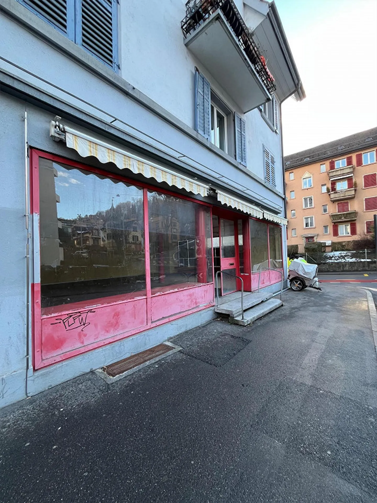 Spazio commerciale flessibile con ottima visibilità - Foto 2 di 7