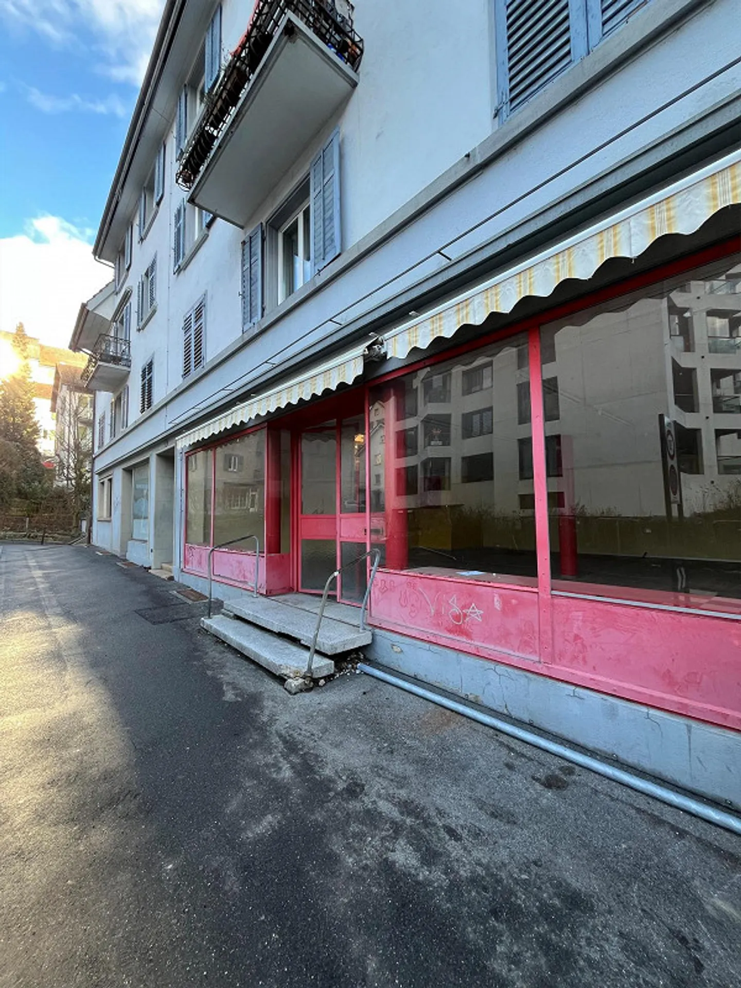 Spazio commerciale flessibile con ottima visibilità - Foto 3 di 7