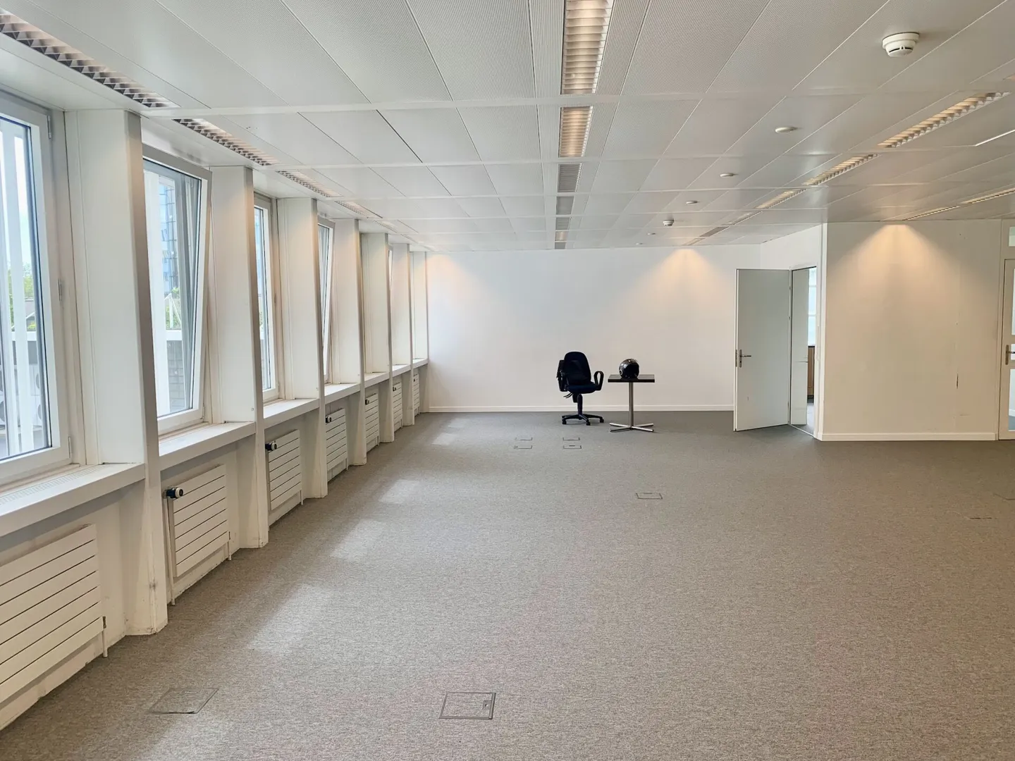 Vaud premises, offices, remaining 300 m2 divisible 100/200 m2 in Renens - Photo 2 of 11