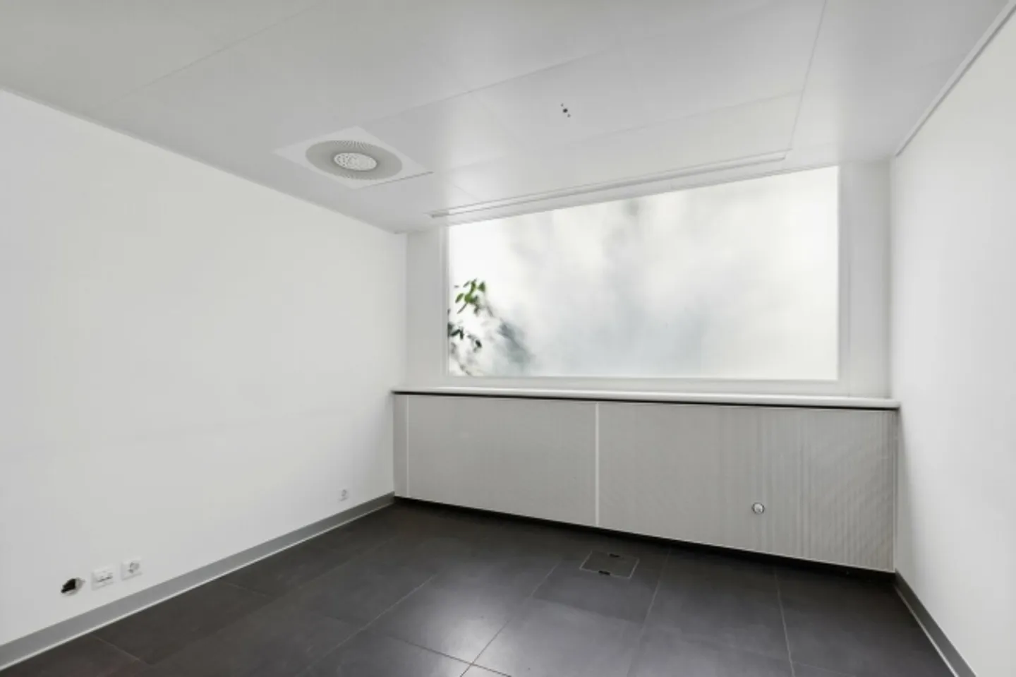 Business/Office Passage - Excellent Location - Neuchâtel Region - Photo 3 of 13