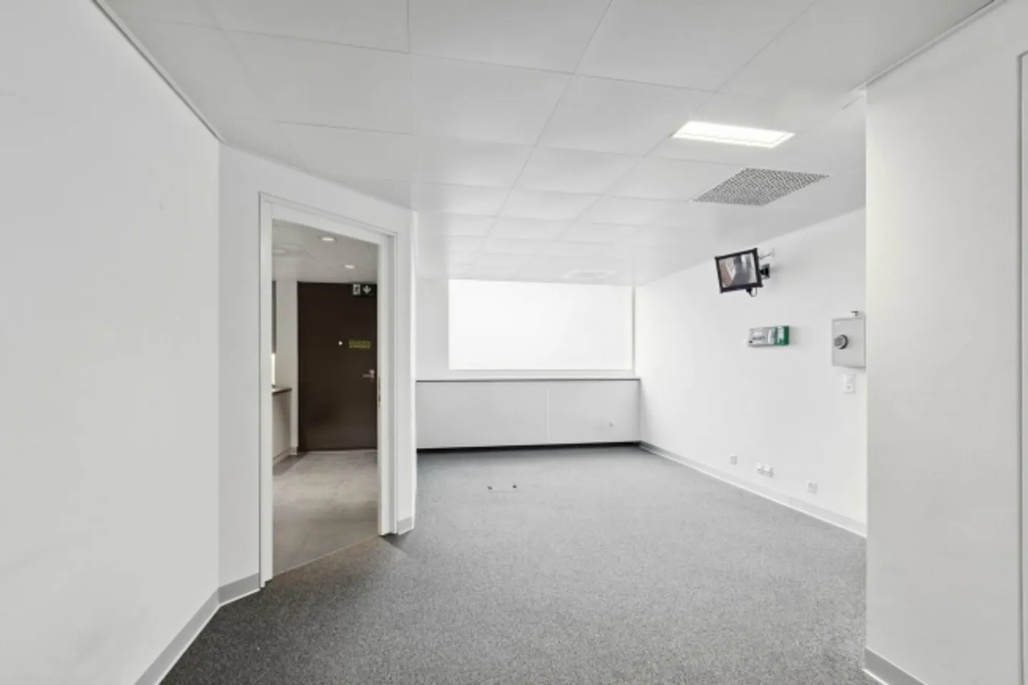 Business/Office Passage - Excellent Location - Neuchâtel Region - Photo 4 of 13