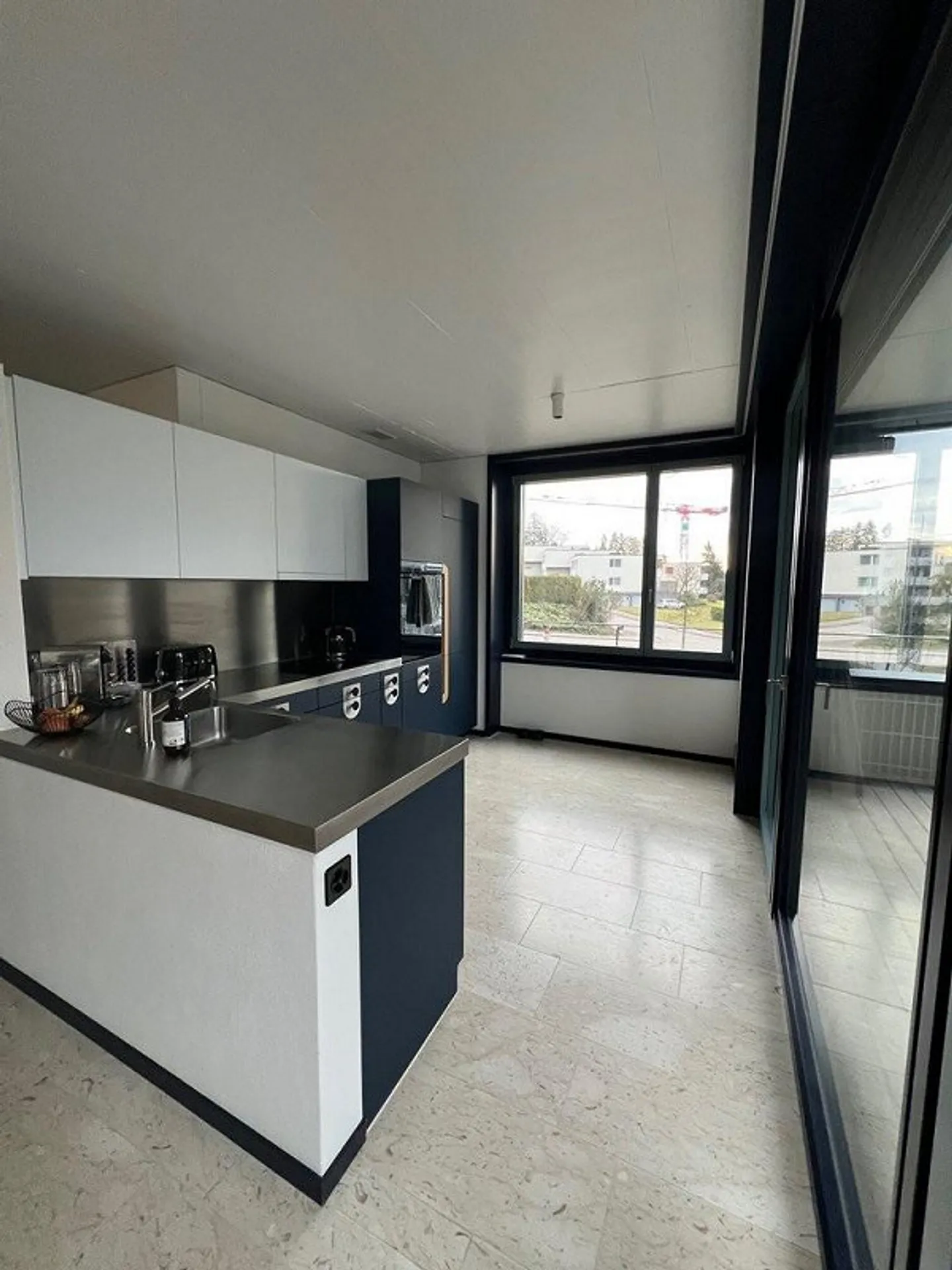 Appartement moderne de 1,5 pièce dans un immeuble neuf directement à l'aéroport de Kloten - Photo 2 sur 10