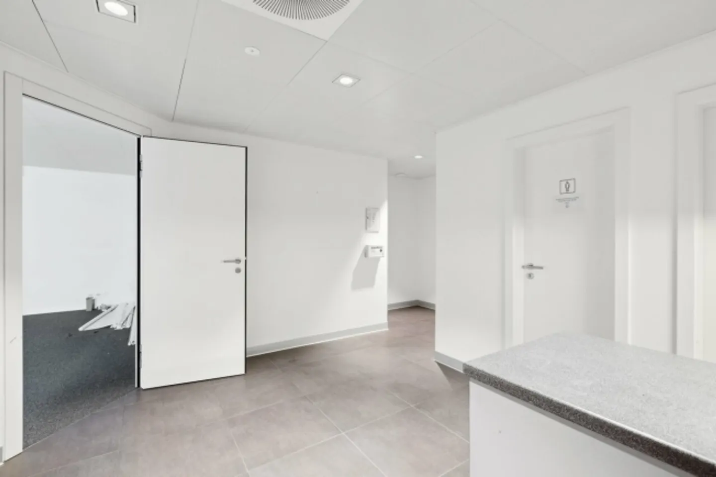 Business/Office Passage - Excellent Location - Neuchâtel Region - Photo 6 of 13