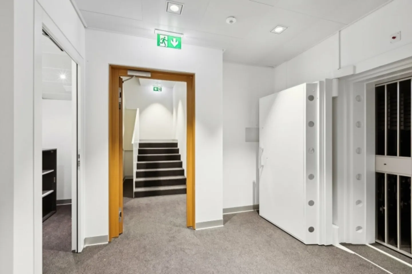 Business/Office Passage - Excellent Location - Neuchâtel Region - Photo 9 of 13