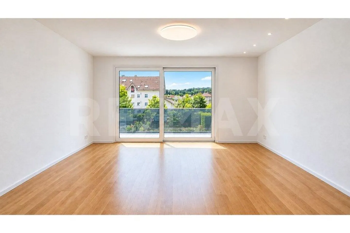 Modernes Apartment mit Balkon - Foto 2 von 13